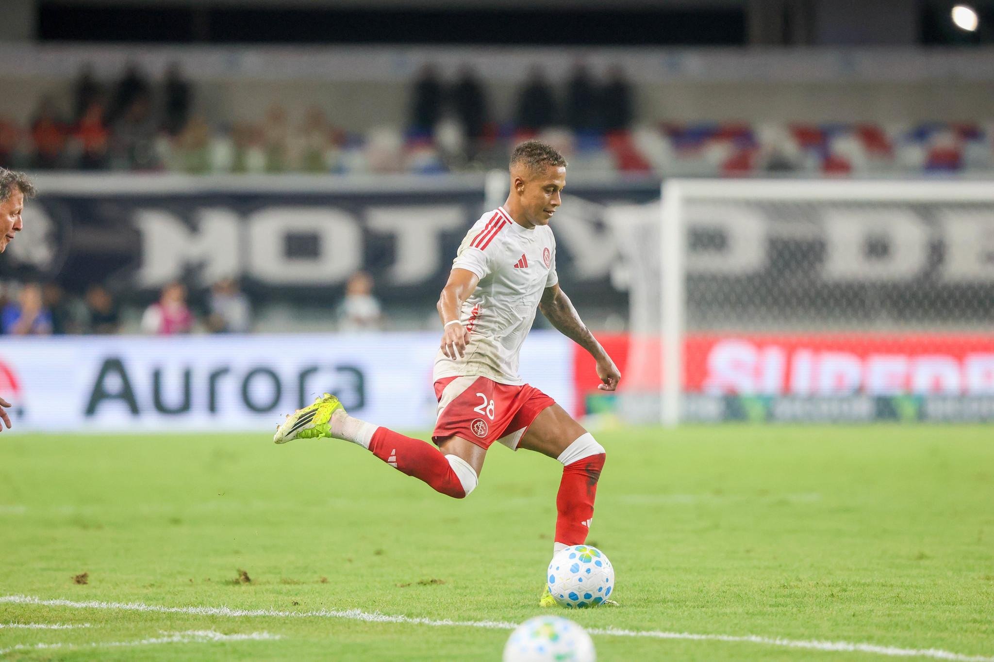 Vitinho come&ccedil;ou o jogo bem, mas caiu no segundo tempo e foi substitu&iacute;do