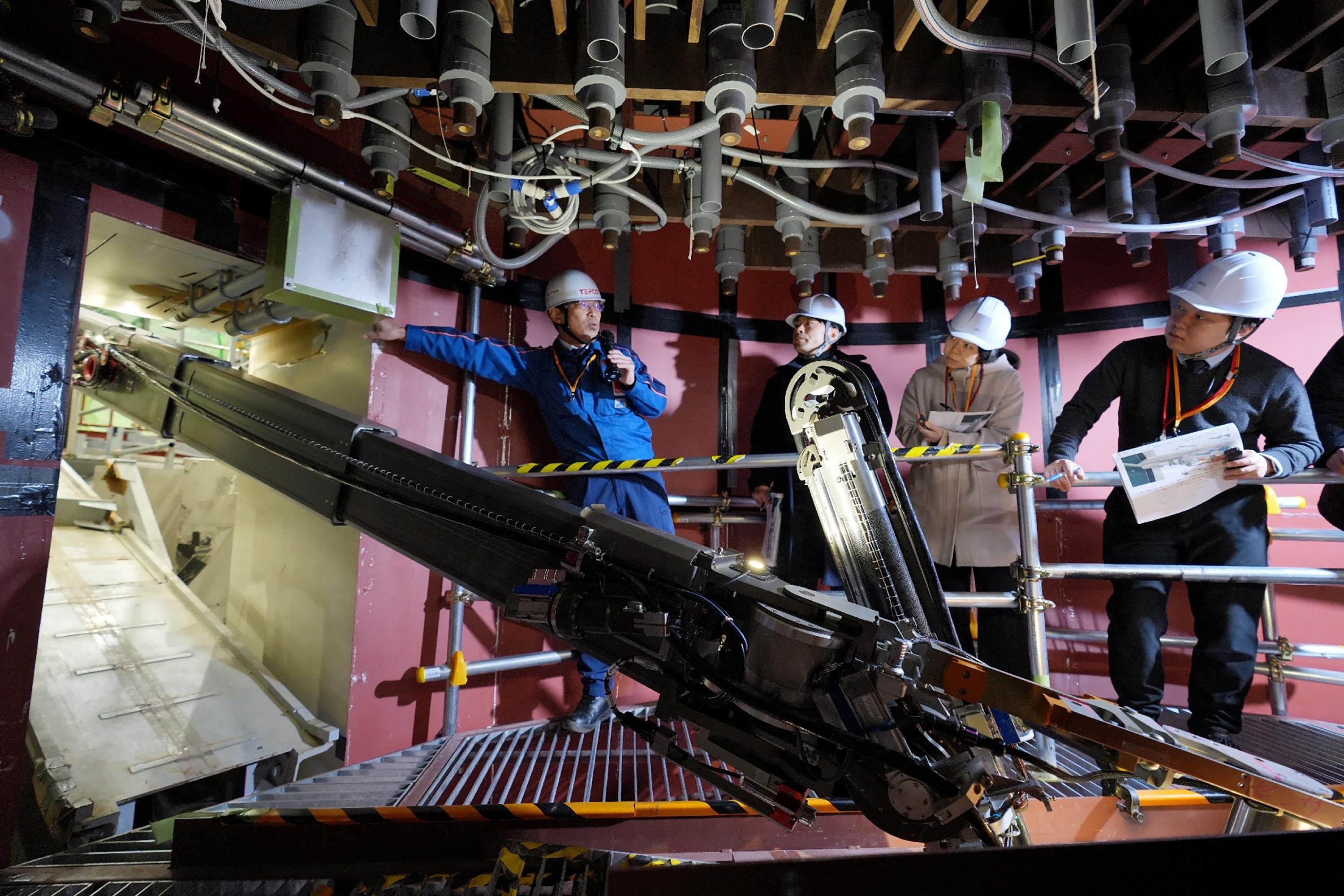 Bra&ccedil;o rob&oacute;tico de 22 metros vai recolher amostras de destro&ccedil;os radioativos no interior da acidentada central nuclear de Fukushima, no Jap&atilde;