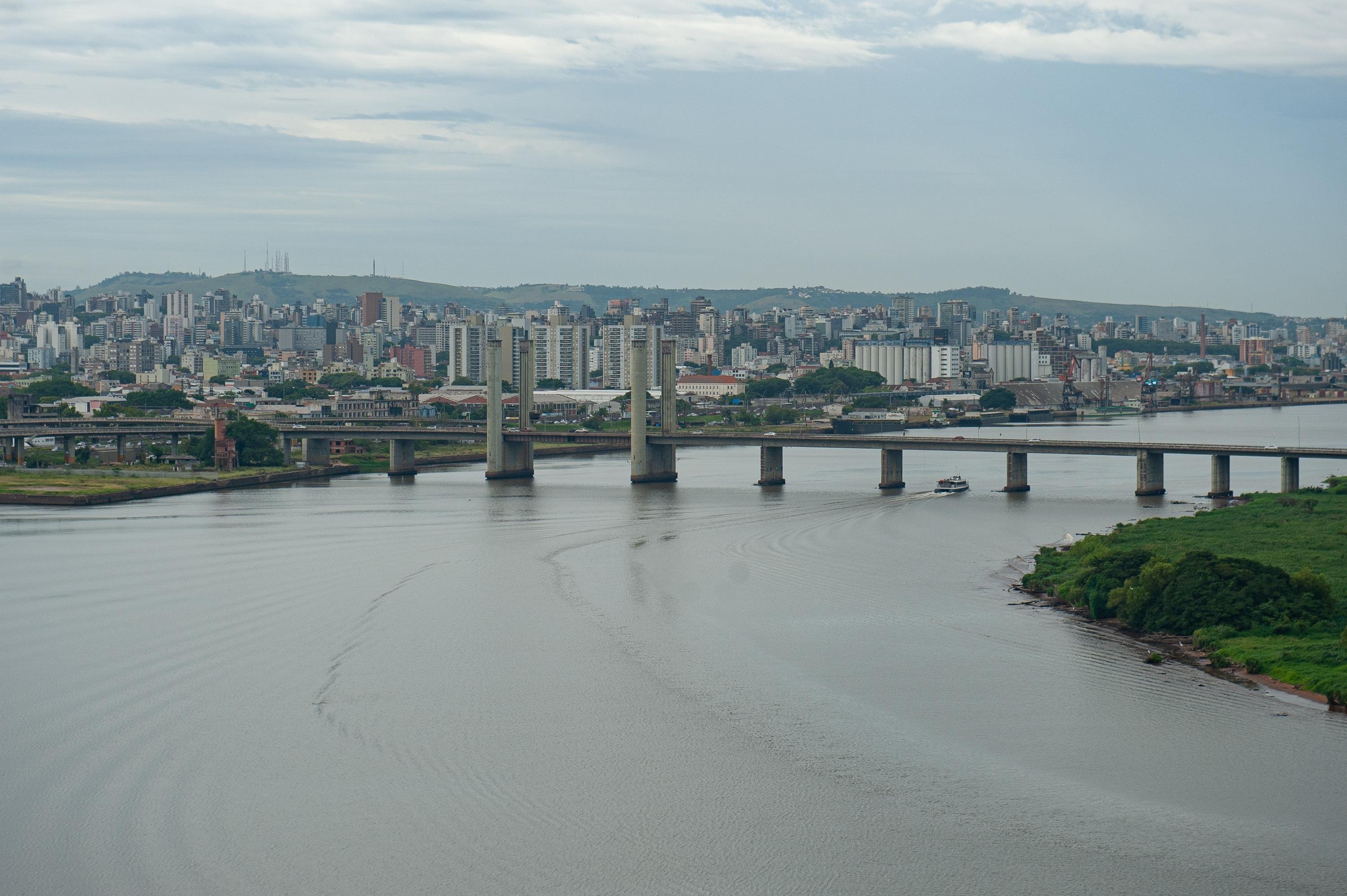 Navega&ccedil;&atilde;o na hidrovia do Gua&iacute;ba, na regi&atilde;o Metropolitana de Porto