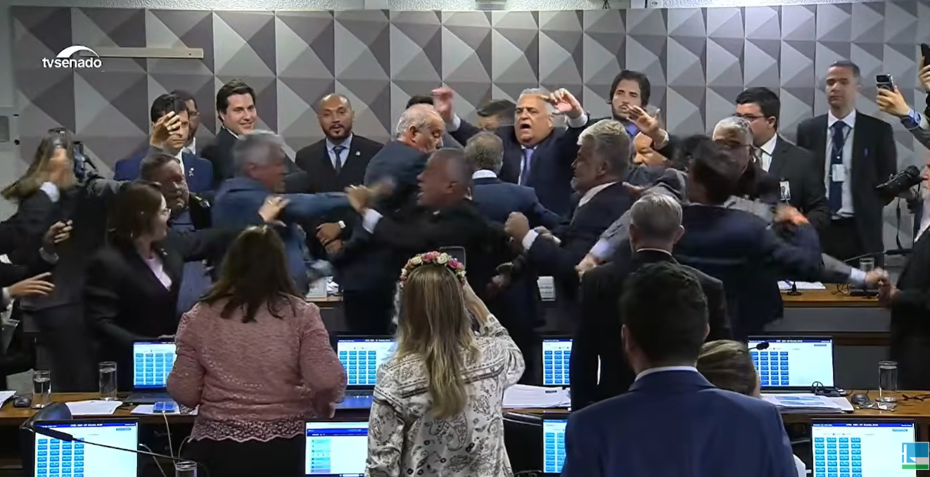 A sala da comiss&atilde;o ent&atilde;o virou palco de briga