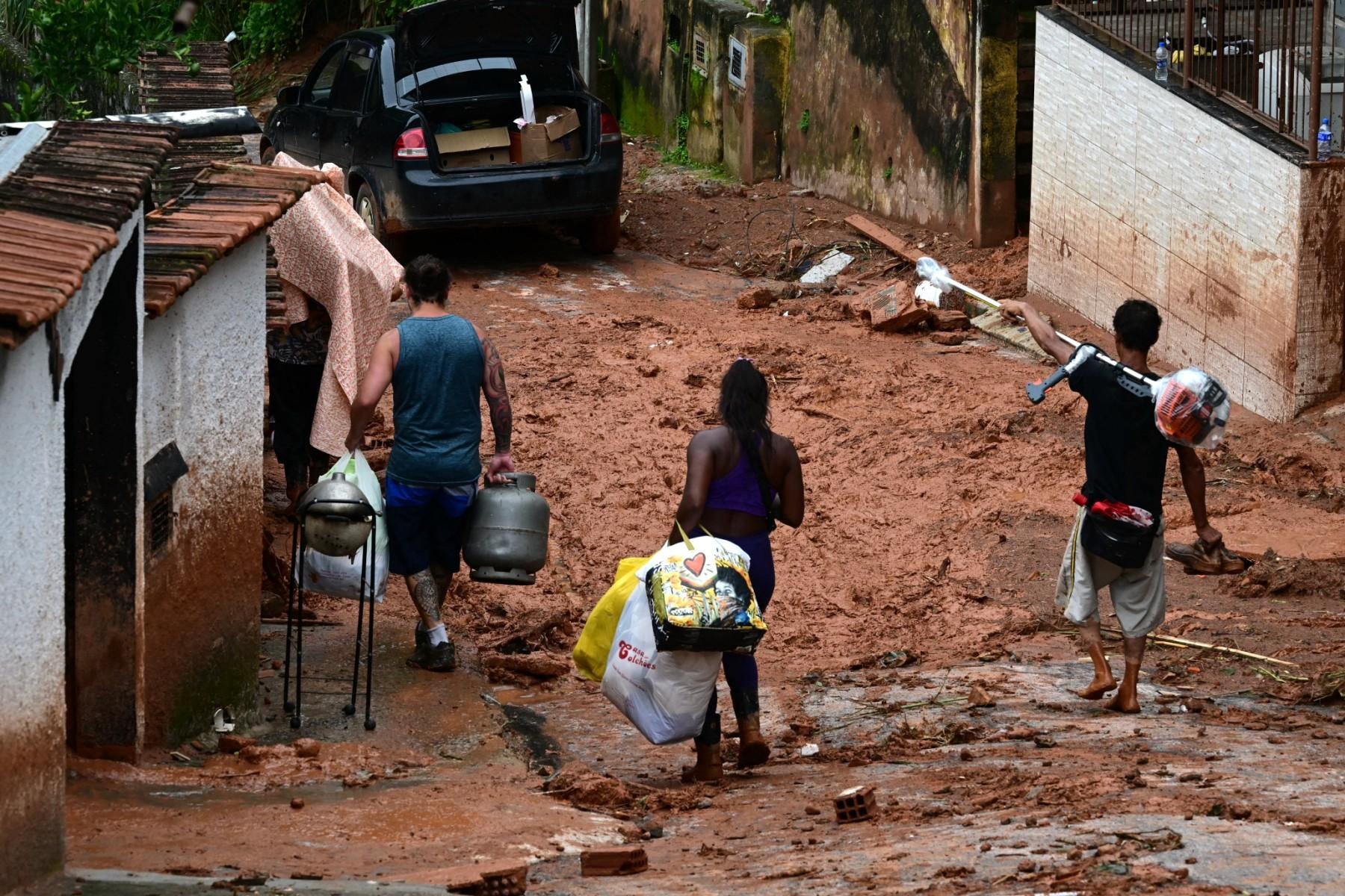 Moradores das regi&otilde;es atingidas saem de casa