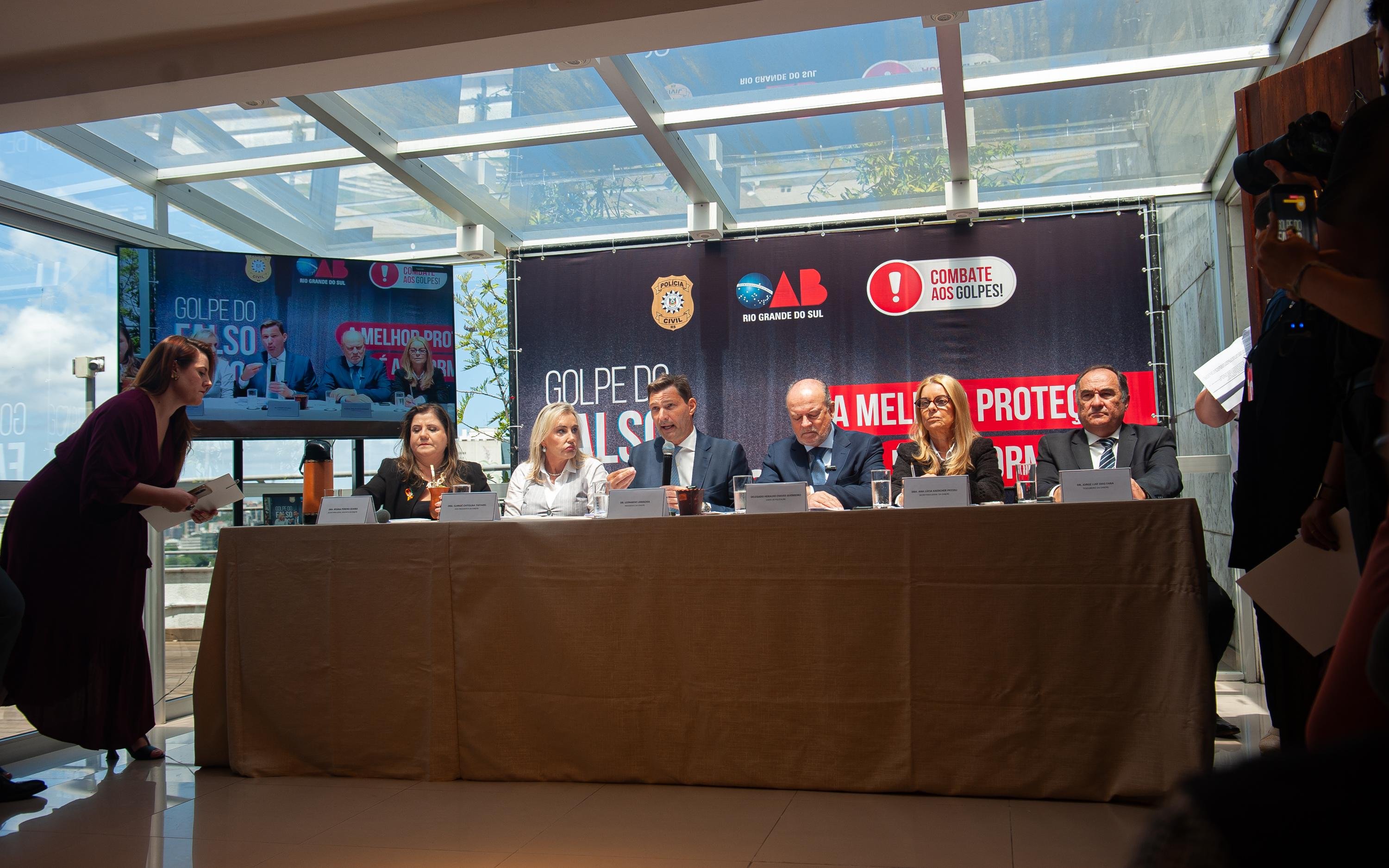 OAB/RS lan&ccedil;a campanha "A melhor prote&ccedil;&atilde;o &eacute; a informa&ccedil;&atilde;o" e de novas a&ccedil;&otilde;es de combate ao golpe do falso advogado | E/D: Dra. Regina Pereira Soares; Dra. Clarid&ecirc; Chitolina Taffarel, vice-presidente da OAB/RS; Dr. Leonardo Lamachia, presidente da OAB/RS; Delegado Heraldo Chaves Guerreiro