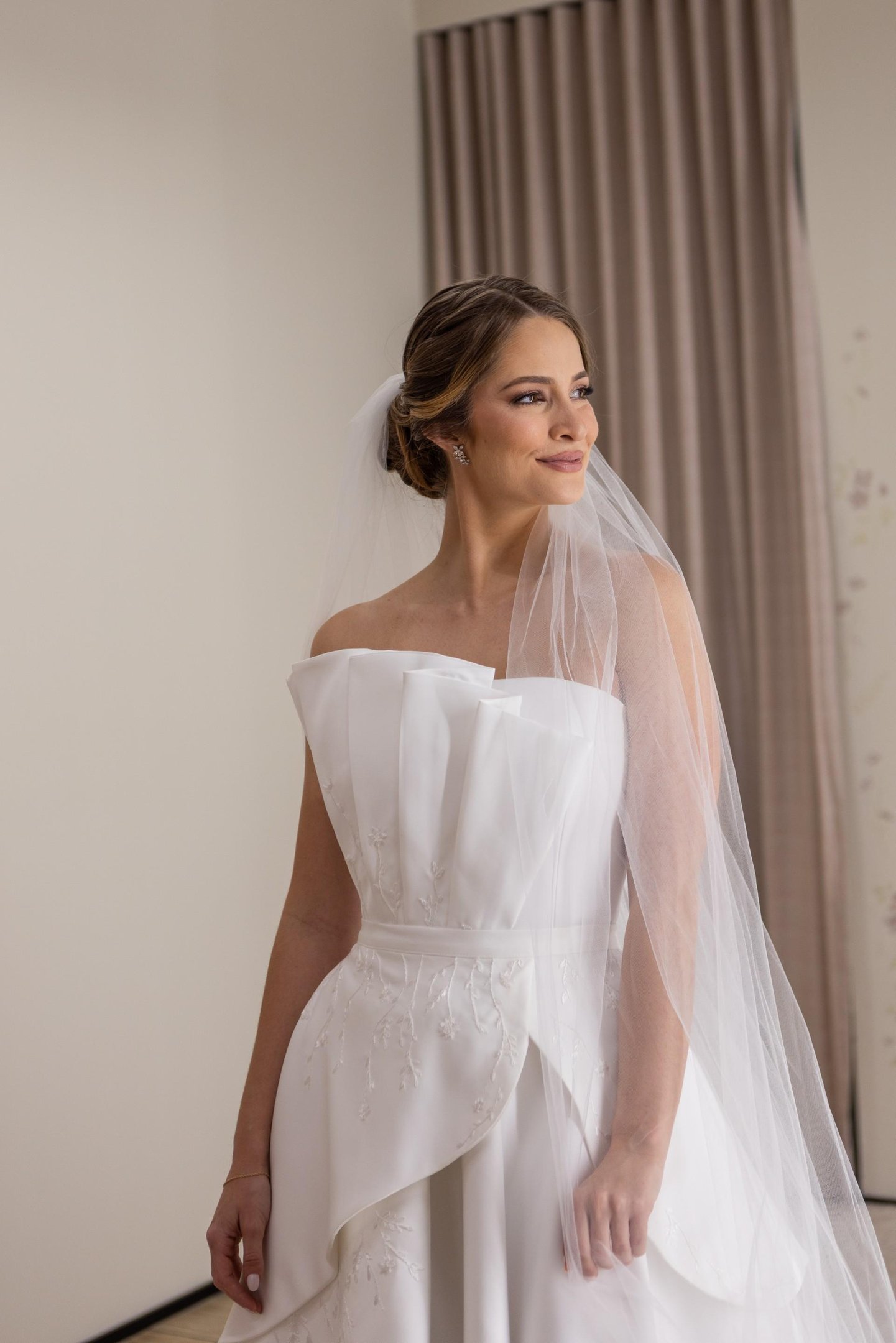 Afastando-se do minimalismo, efeito de movimento no vestido &eacute; uma das novidades para este ano