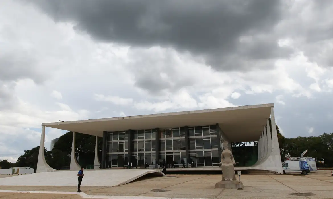 Apesar do adiamento, continuam v&aacute;lidas as decis&otilde;es dos ministros Fl&aacute;vio Dino e Gilmar Mendes que suspenderam os pagamentos