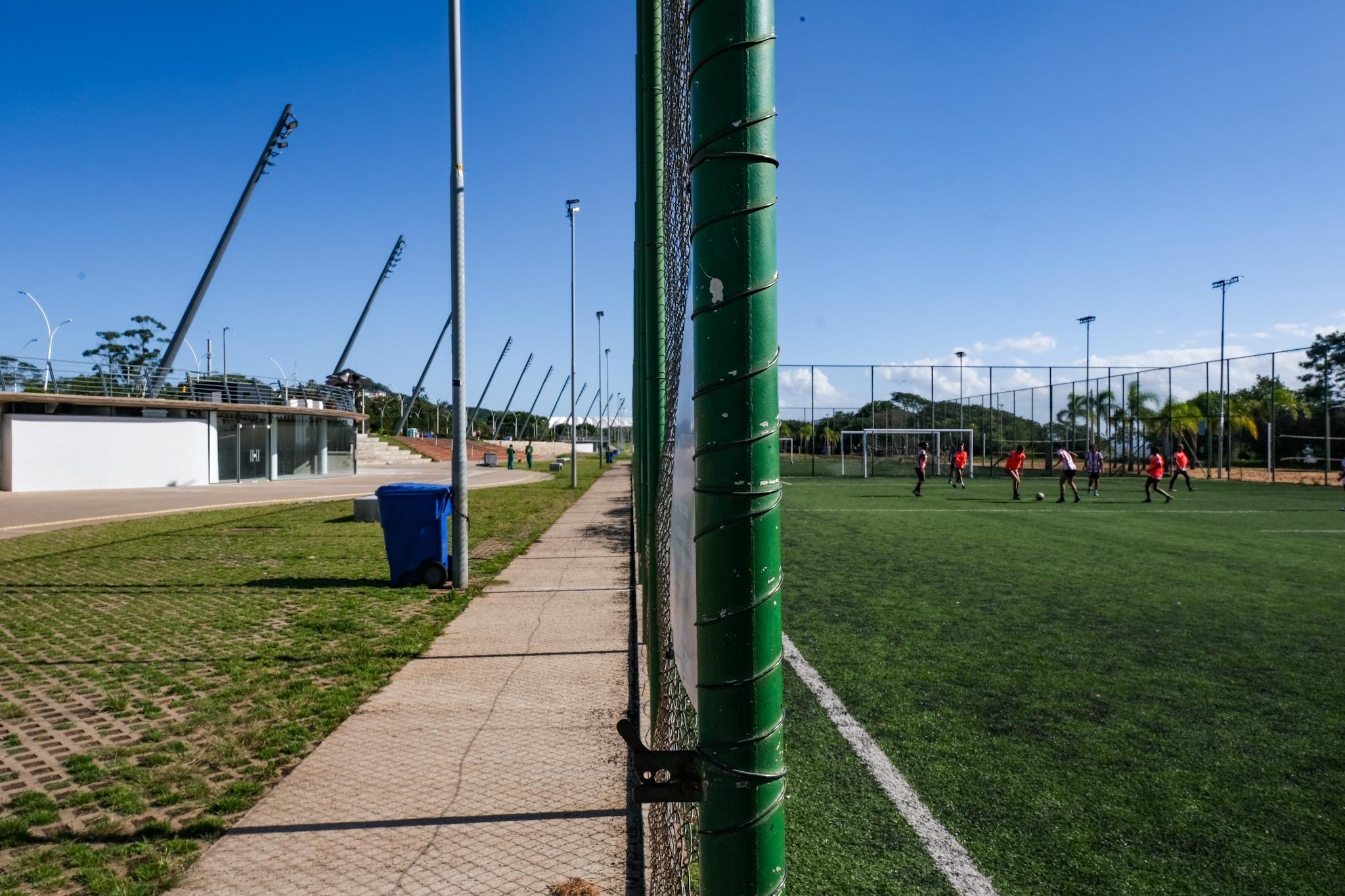 Trecho 3 da Orla do Gua&iacute;ba conta com quadras de futebol, v&ocirc;lei e skate