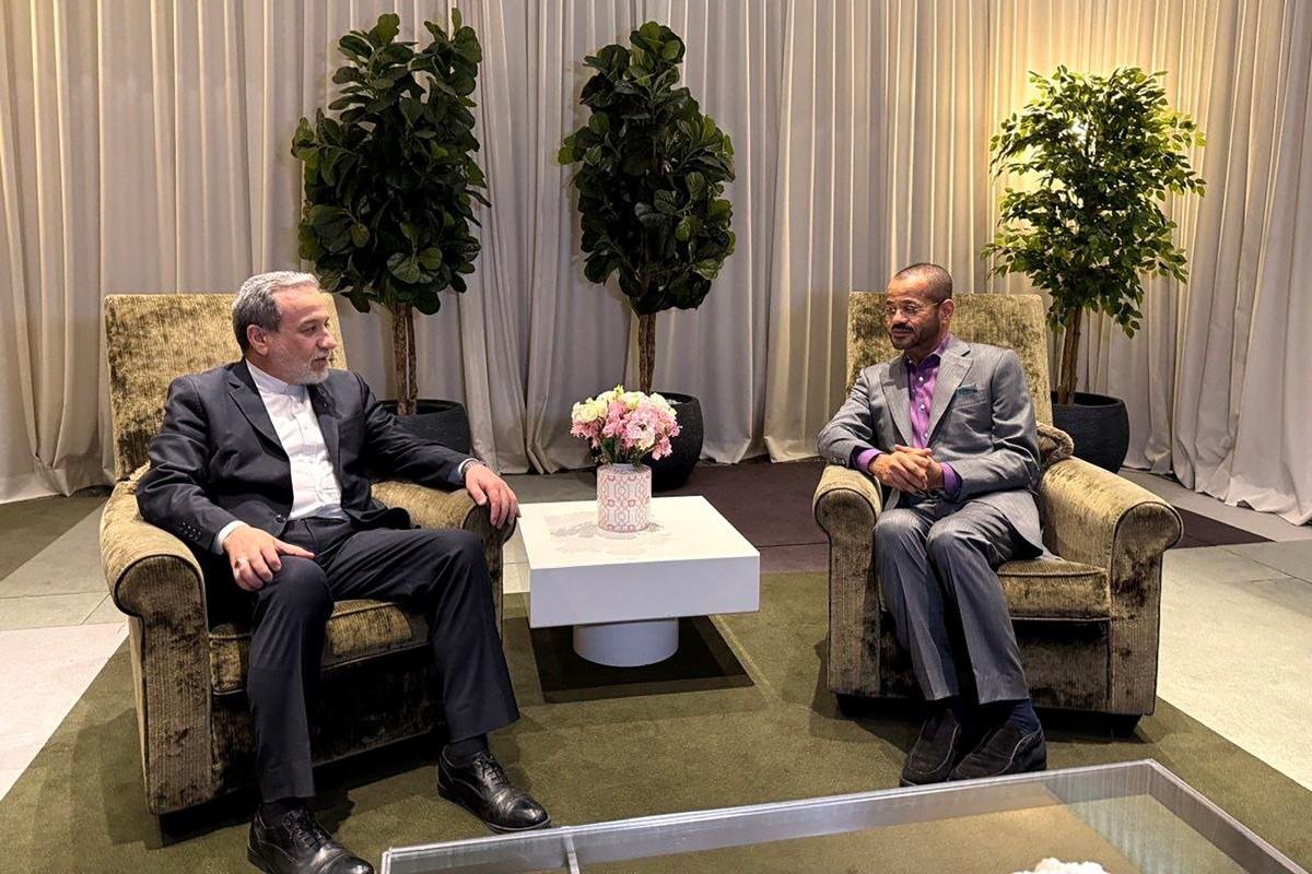 Mediado por Om&atilde;, o di&aacute;logo ocorre sob a amea&ccedil;a do maior destacamento militar americano no Oriente M&eacute;dio em d&eacute;cadas