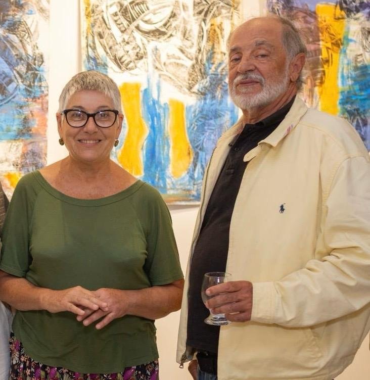 A artista ga&uacute;cha Sibelle Machado, com o amigo de longa data Vit&oacute;rinho Gheno, na abertura da mostra dela, na Gravura Galeria de Arte