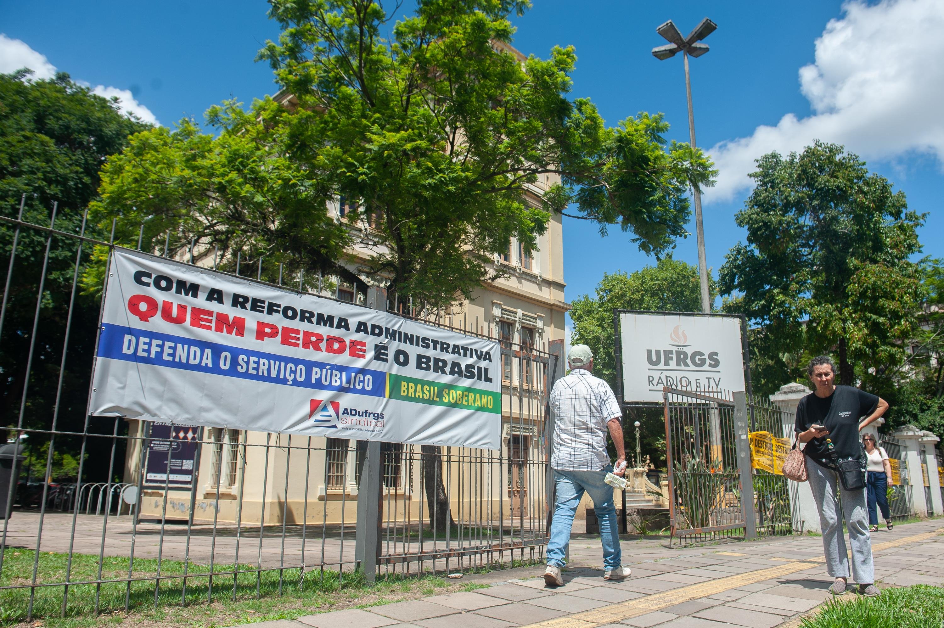 Cartazes no Campus Centro da Ufrgs anunciam greve dos servidores da Universidade