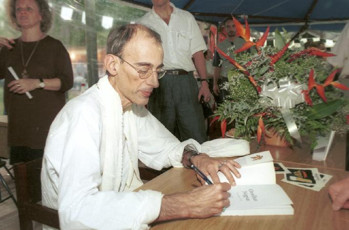 Escritor Caio Fernando Abreu em sess&atilde;o de aut&oacute;grafos do livro "Ovelhas Negras", na 41&ordf; Feira do Livro de Porto Alegre, em 1995, quando ele foi patrono do evento