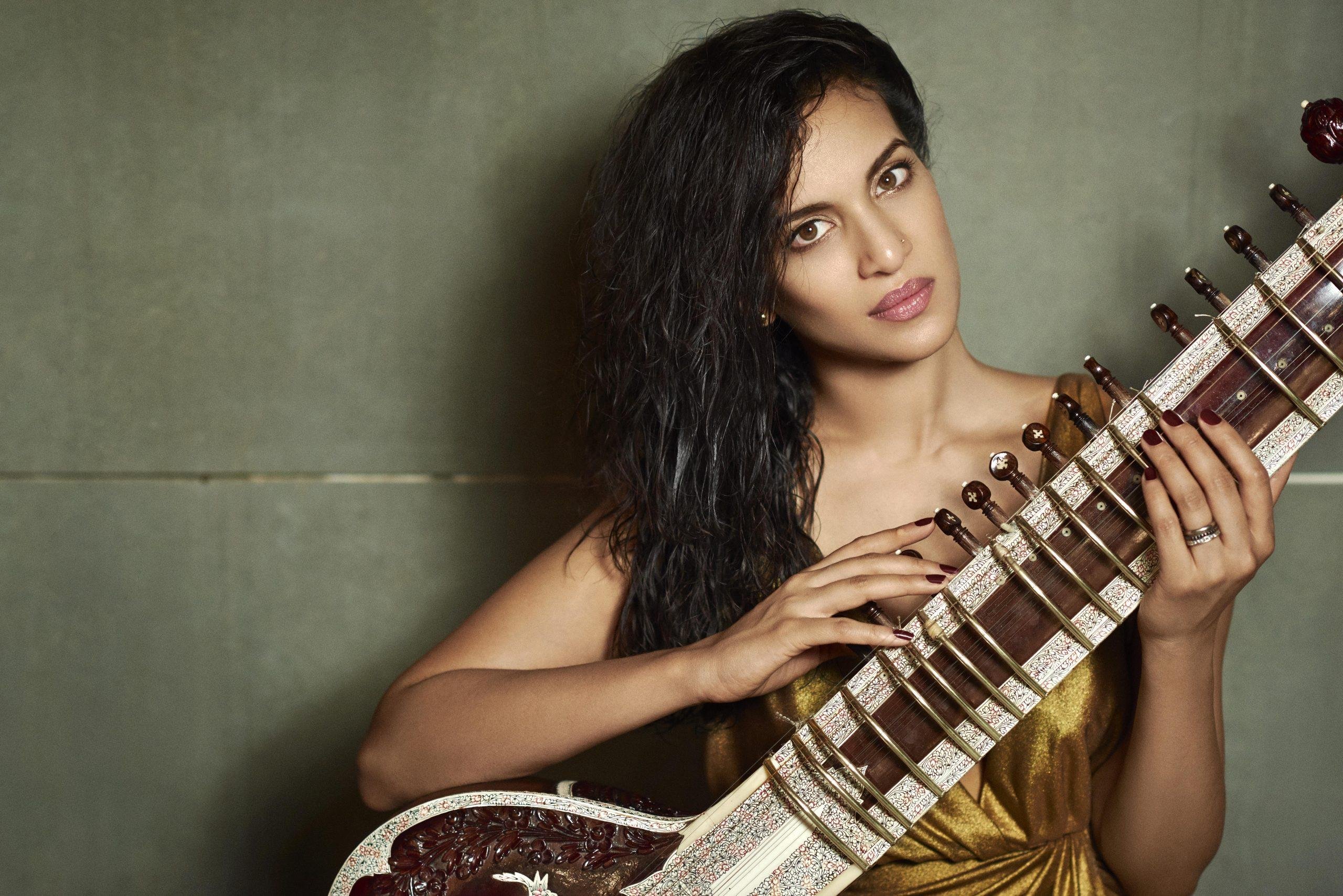 Pela primeira vez no Brasil, a sitarista Anoushka Shankar realiza turn&ecirc; por tr&ecirc;s capitais em mar&ccedil;o: Curitiba (21), Porto Alegre (22, Teatro do Bourbon Country) e S&atilde;o Paulo (25)
