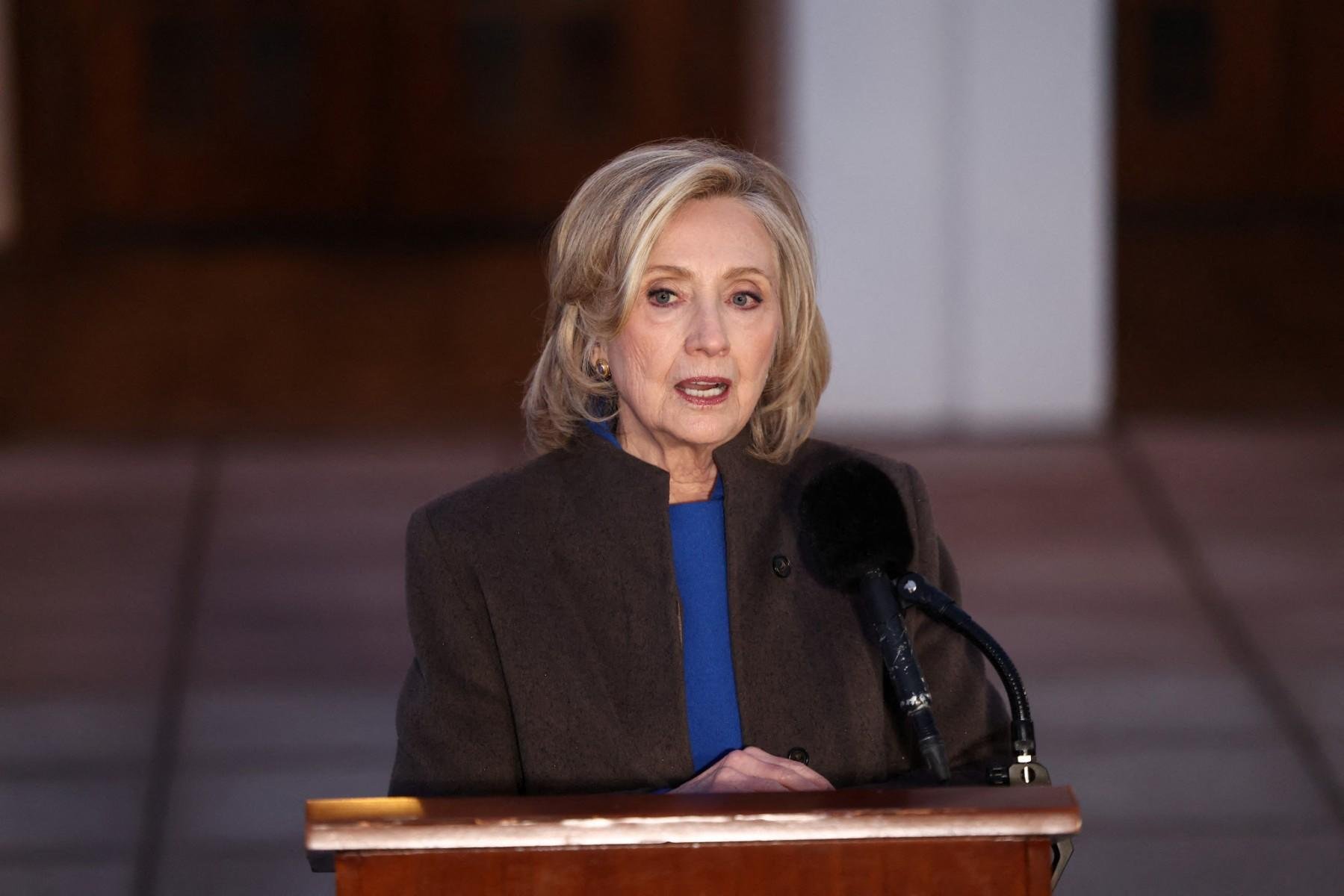 Hillary conversou com jornalistas ap&oacute;s depoimento oficial