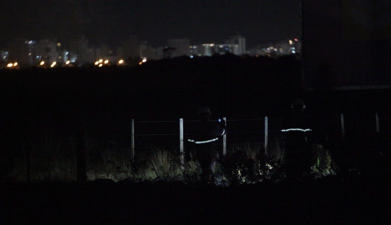 Funcion&aacute;rios da CEEE Equatorial atuam para restabelecer energia em Cap&atilde;o da Canoa ap&oacute;s inc&ecirc;ndio na Estrada do Mar