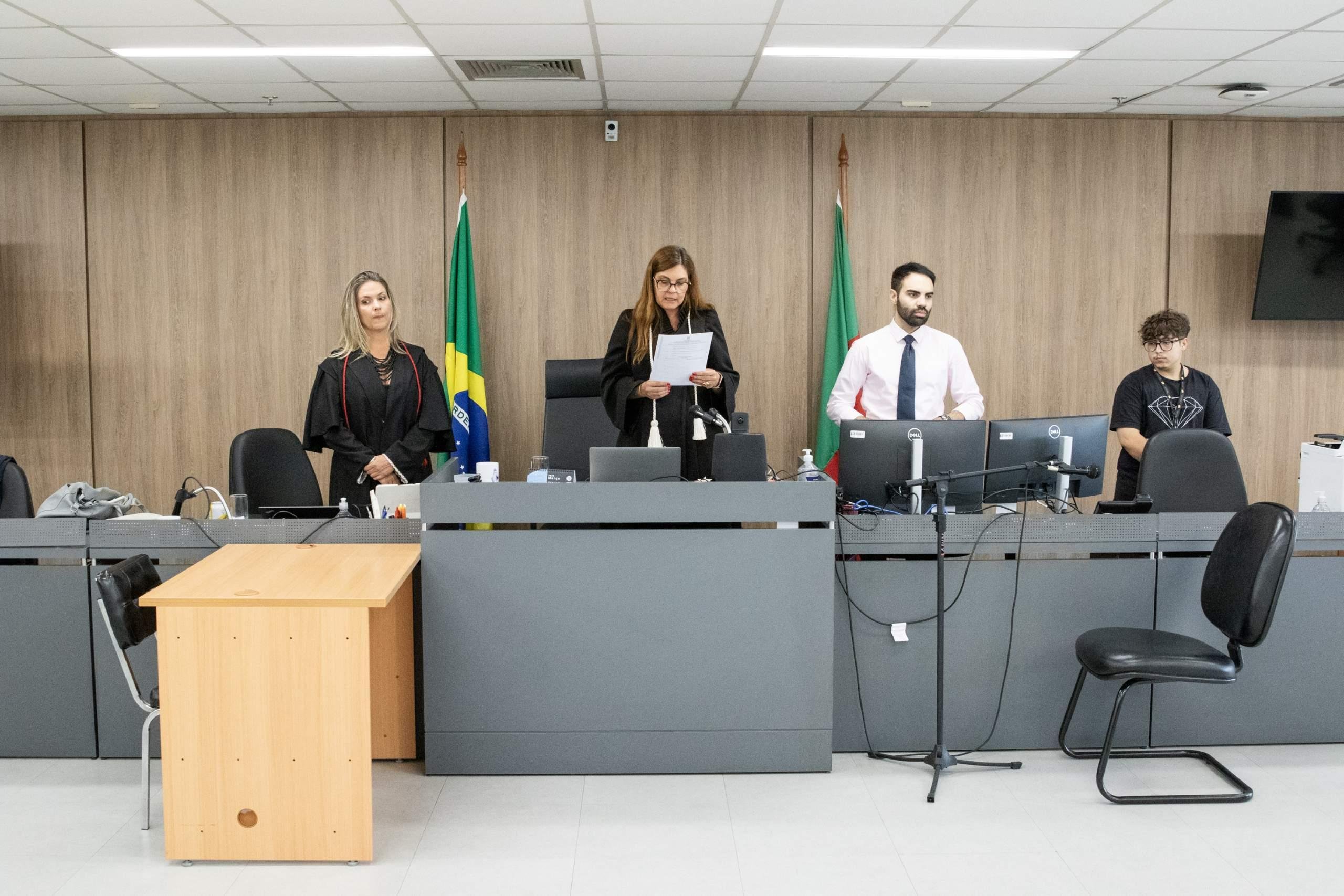 O primeiro j&uacute;ri realizado sob a vig&ecirc;ncia da nova Lei do Feminic&iacute;dio resultou na condena&ccedil;&atilde;o do r&eacute;u a 24 anos de reclus&atilde;o, em regime inicial fechado