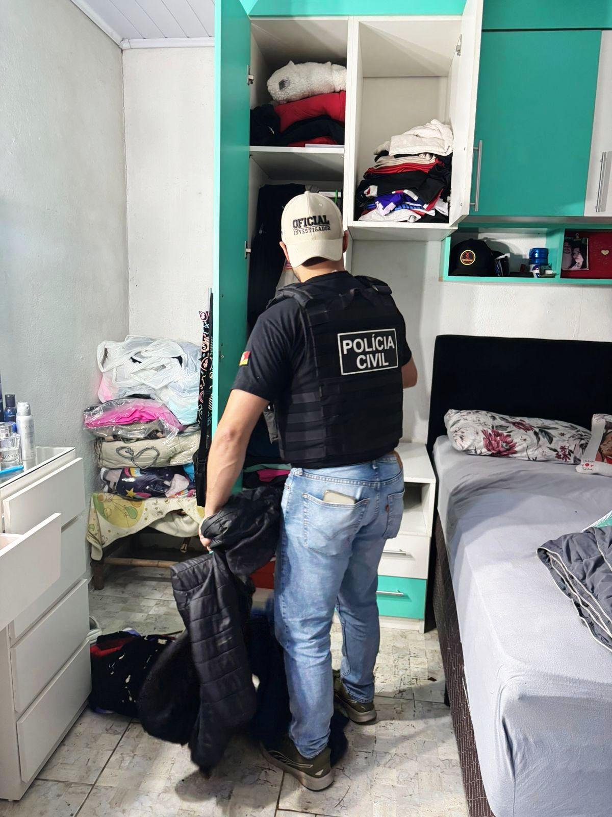 Pol&iacute;cia cumpriu oito mandados de busca e apreens&atilde;o e efetuou a pris&atilde;o de tr&ecirc;s suspeitos de extors&atilde;o no Bairro Parque Primavera, em Esteio, na Opera&ccedil;&atilde;o Efeito Domin&oacute;