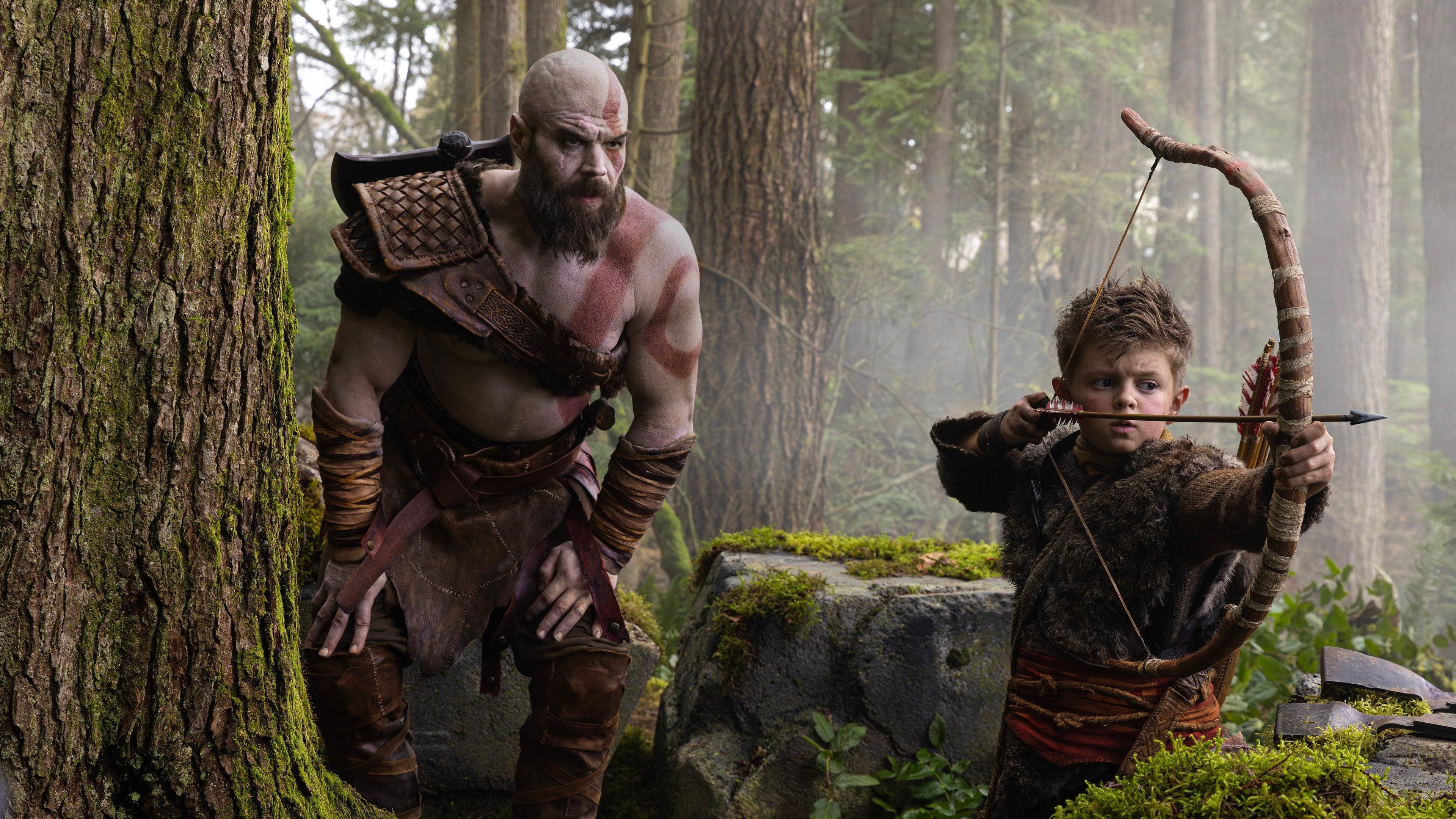 Prime Video divulga a primeira imagem de Ryan Hurst como Kratos e Callum Vinson como Atreus no set da nova s&eacute;rie "God of War"