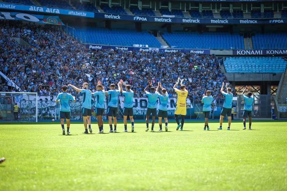 Jogadores cumprimentam a torcida em jogo-treino no ano passado