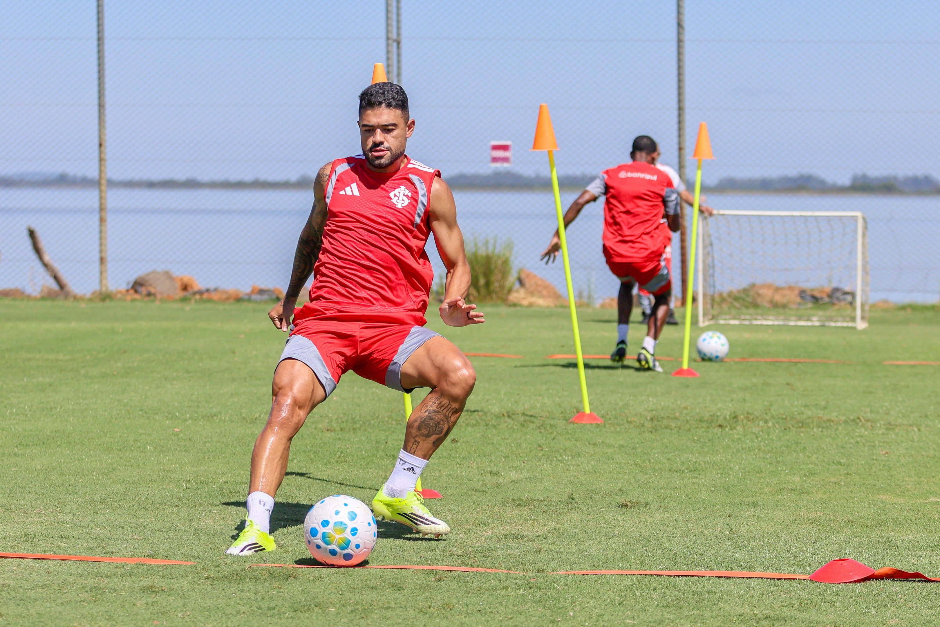 Tabata deve ficar &agrave; disposi&ccedil;&atilde;o de Pezzolano para o Gre-Nal