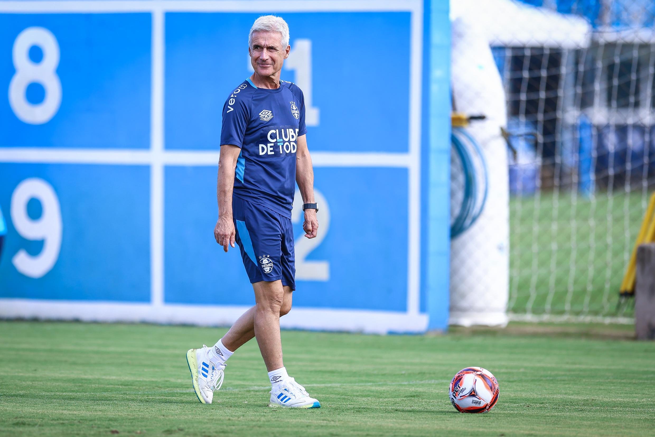 Lu&iacute;s Castro faz mist&eacute;rio da escala&ccedil;&atilde;o do Gr&ecirc;mio para o Gre-Nal 450