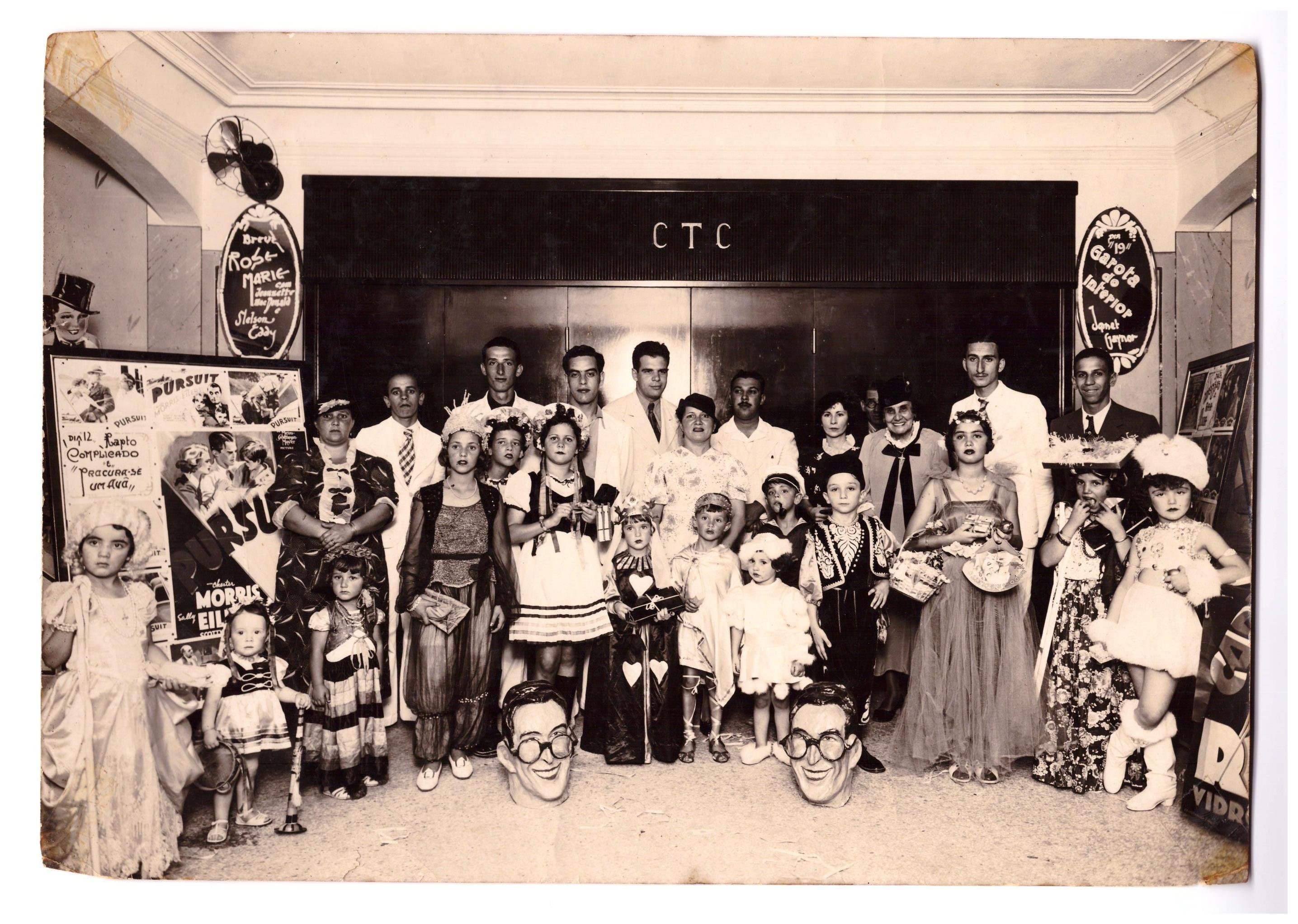 Carnaval da Cinemateca Capit&oacute;lio, em 1937, com concurso infantil de fantasias