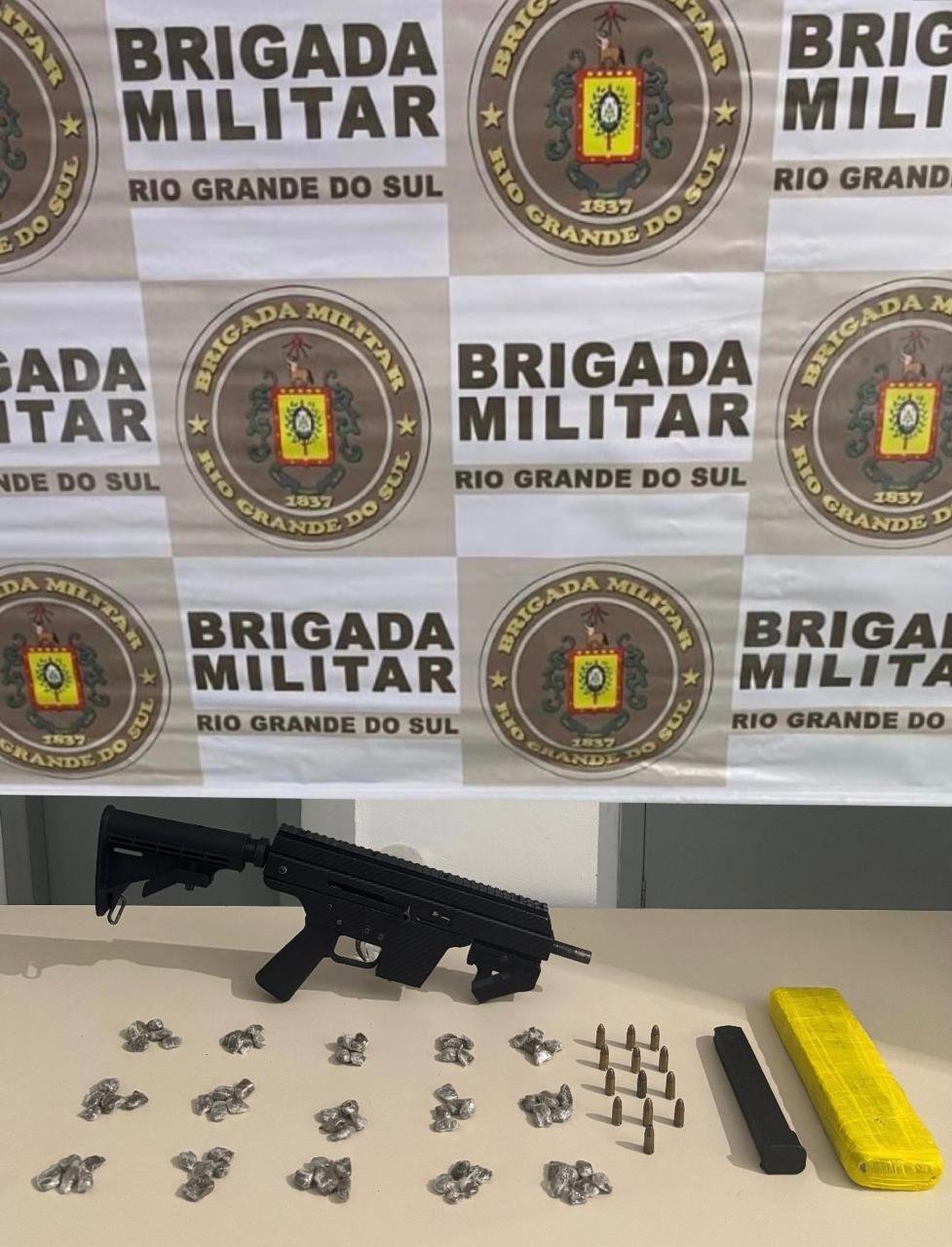 Al&eacute;m da arma e da droga, tamb&eacute;m foram apreendidos um carregador prolongado e 13 muni&ccedil;&otilde;es 9mm
