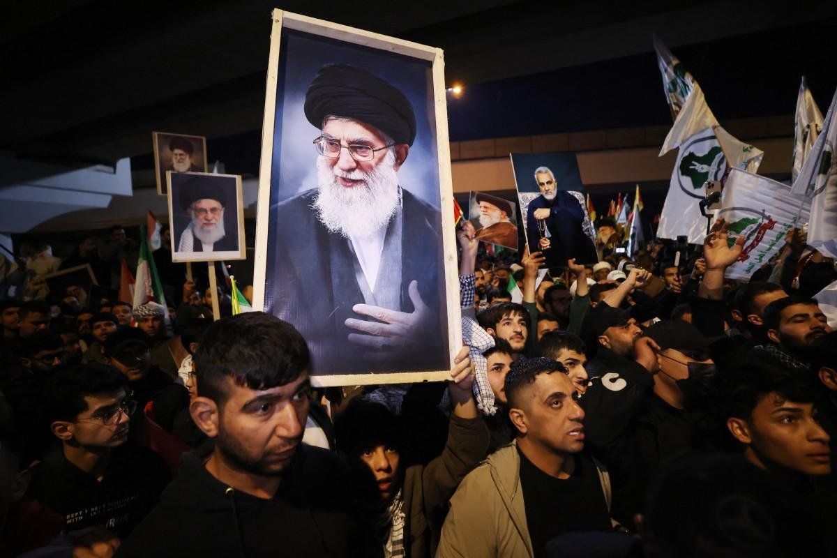 Ir&atilde; anuncia l&iacute;der supremo interino Alireza Arafi ap&oacute;s a morte do l&iacute;der supremo Ali Khamenei