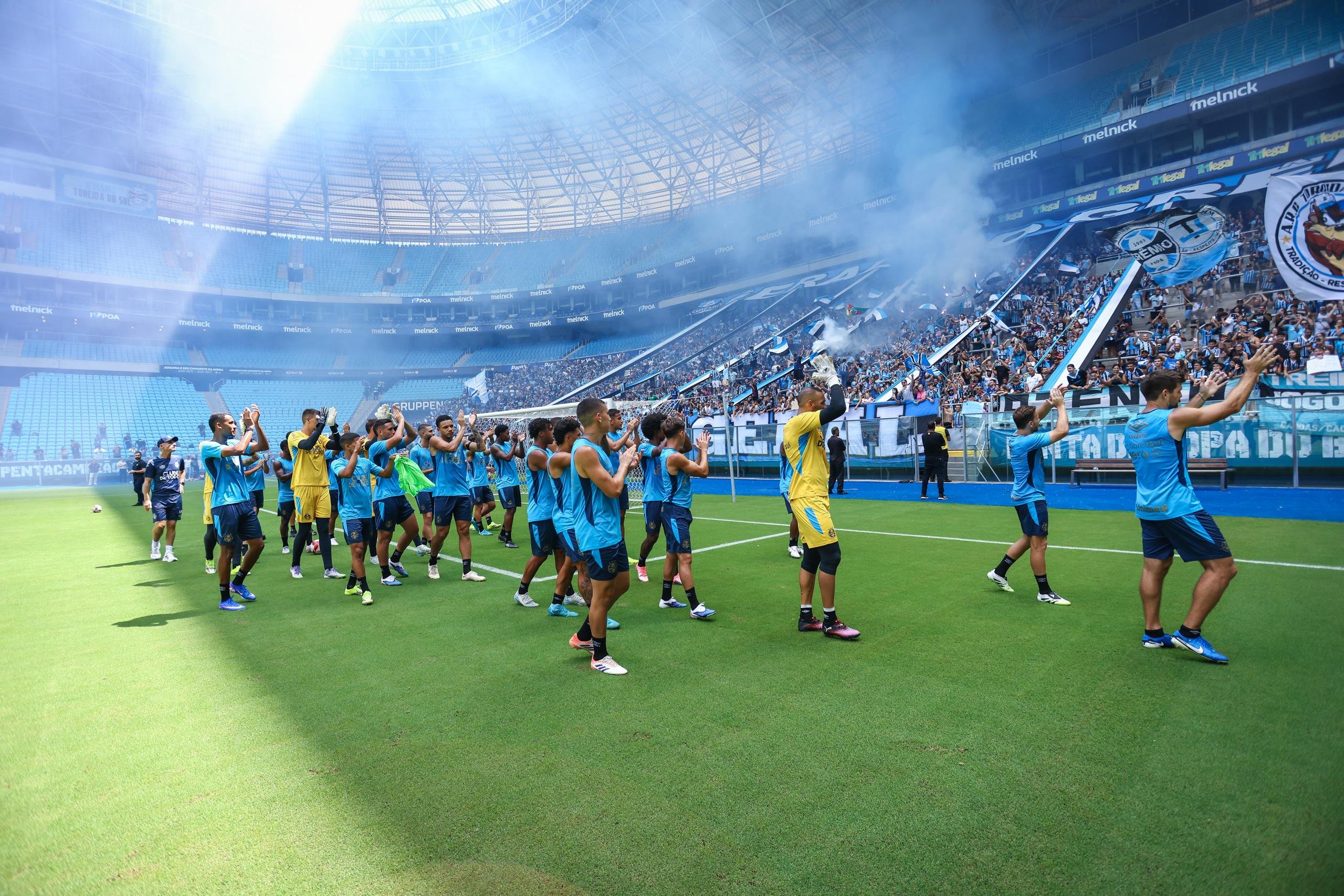 Jogadores cumprimentam os torcedores que estiveram presentes no treino deste s&aacute;bado