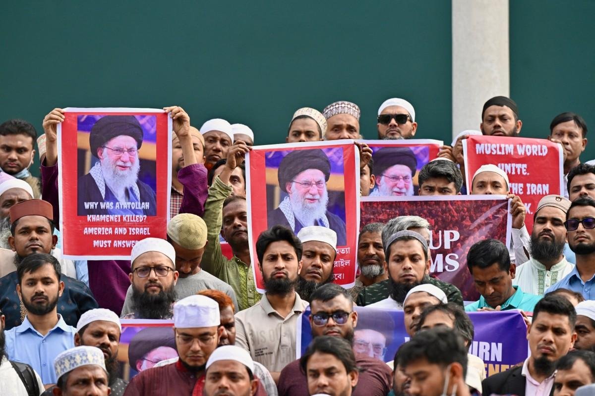 Ativistas e apoiadores do Jamaat-e-Islami tamb&eacute;m se manifestaram em Dhaka contra os Estados Unidos e Israel ap&oacute;s a morte do aiatol&aacute; Ali Khamenei