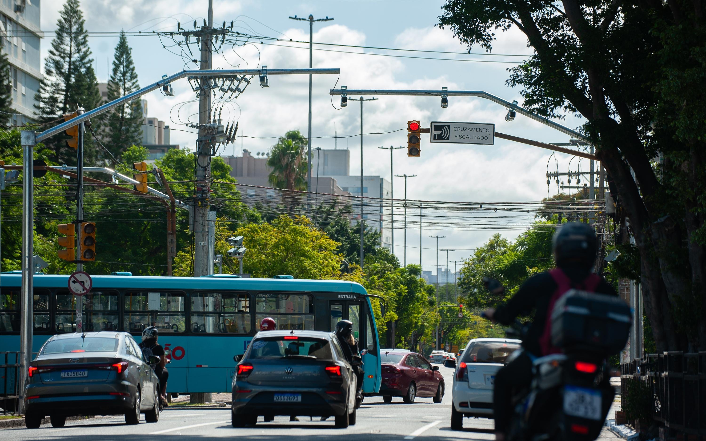 Sem&aacute;foros que multam come&ccedil;am a operar a partir de hoje em Porto Alegre em dois cruzamentos | Cruzamento das avenidas Princesa Isabel e Bento Gon&ccedil;alves