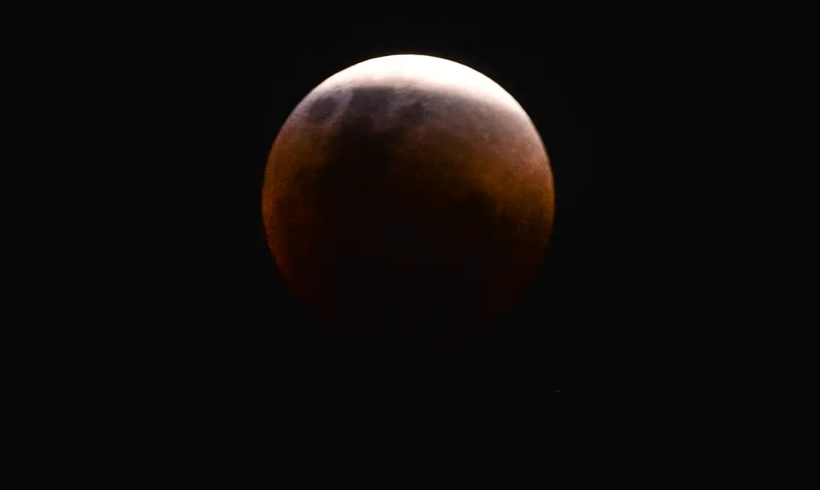 O fen&ocirc;meno ocorre quando h&aacute; um alinhamento preciso entre Sol, Terra e Lua