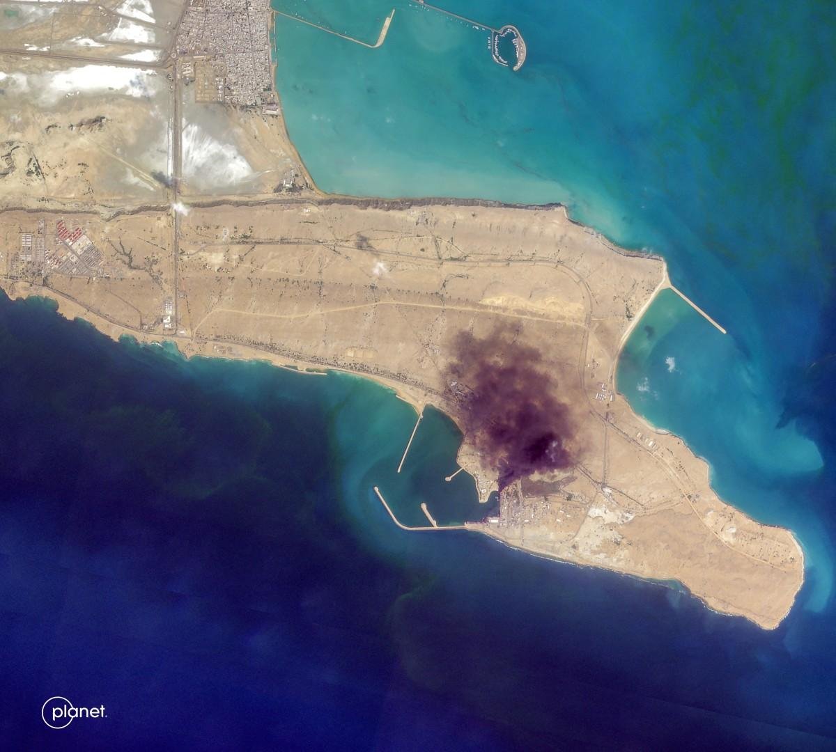Imagem de sat&eacute;lite mostra uma coluna de fuma&ccedil;a saindo da Base Naval de Konarak, no sul do Ir&atilde;, ao longo do Golfo de Om&atilde;