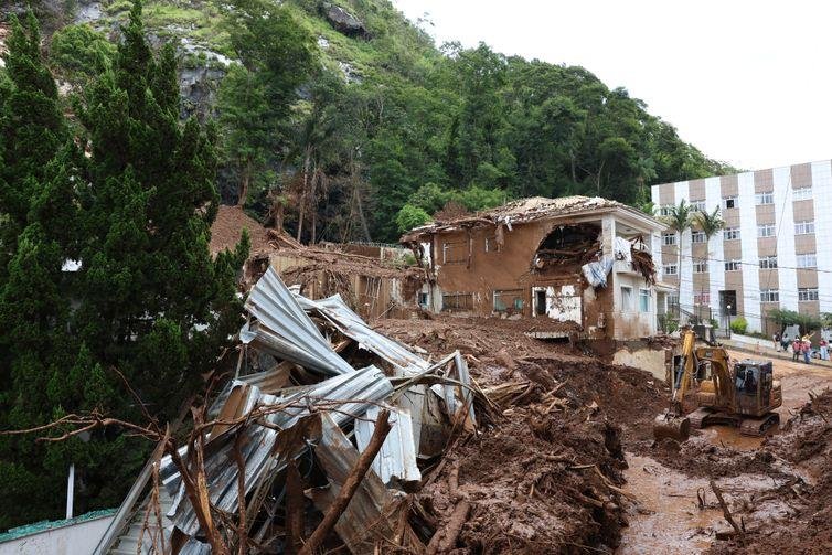 O n&uacute;mero de mortos em decorr&ecirc;ncia das chuvas chegou a 72 na manh&atilde; deste domingo