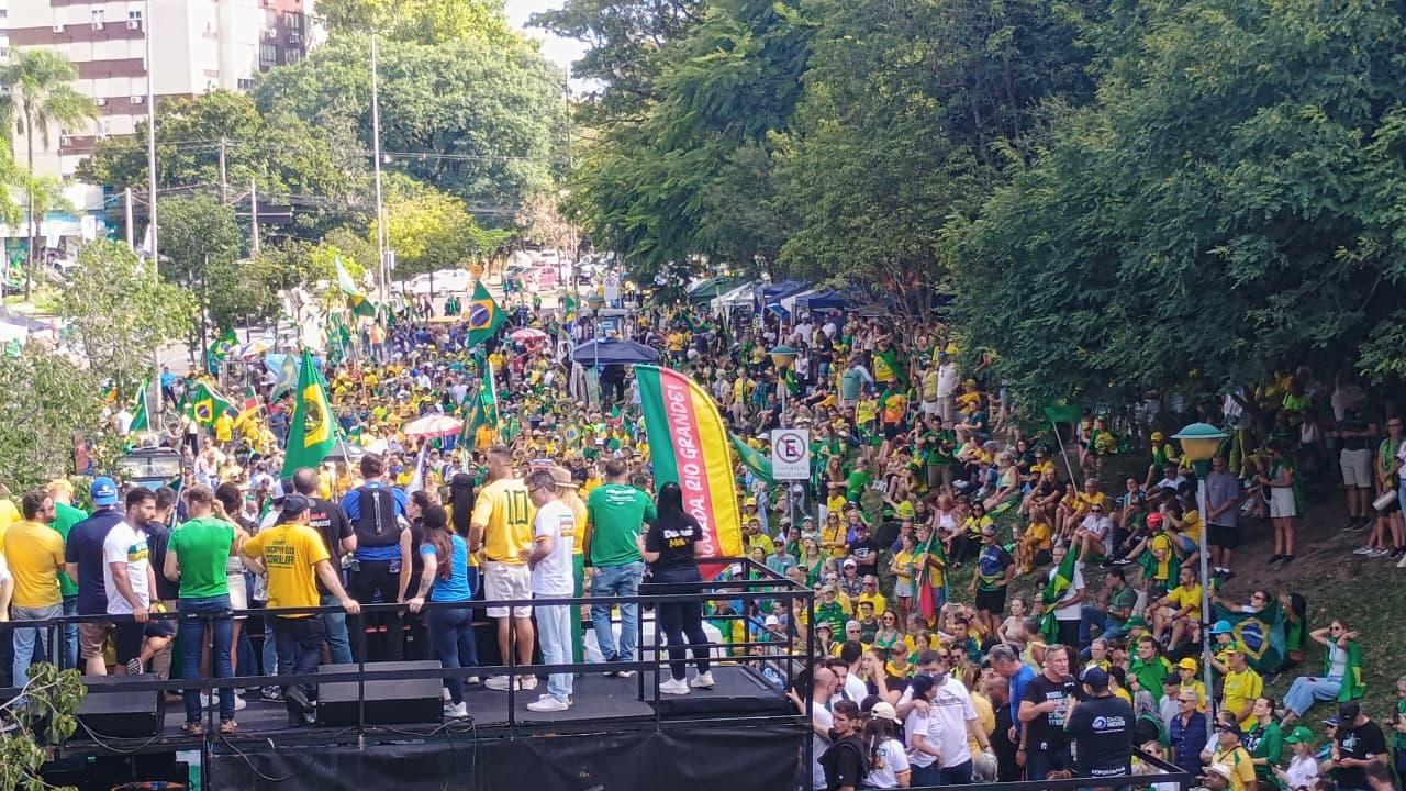 Milhares de pessoas acompanharam a manifesta&ccedil;&atilde;o, que tamb&eacute;m ocorreu em diversas capitais do pa&iacute;s