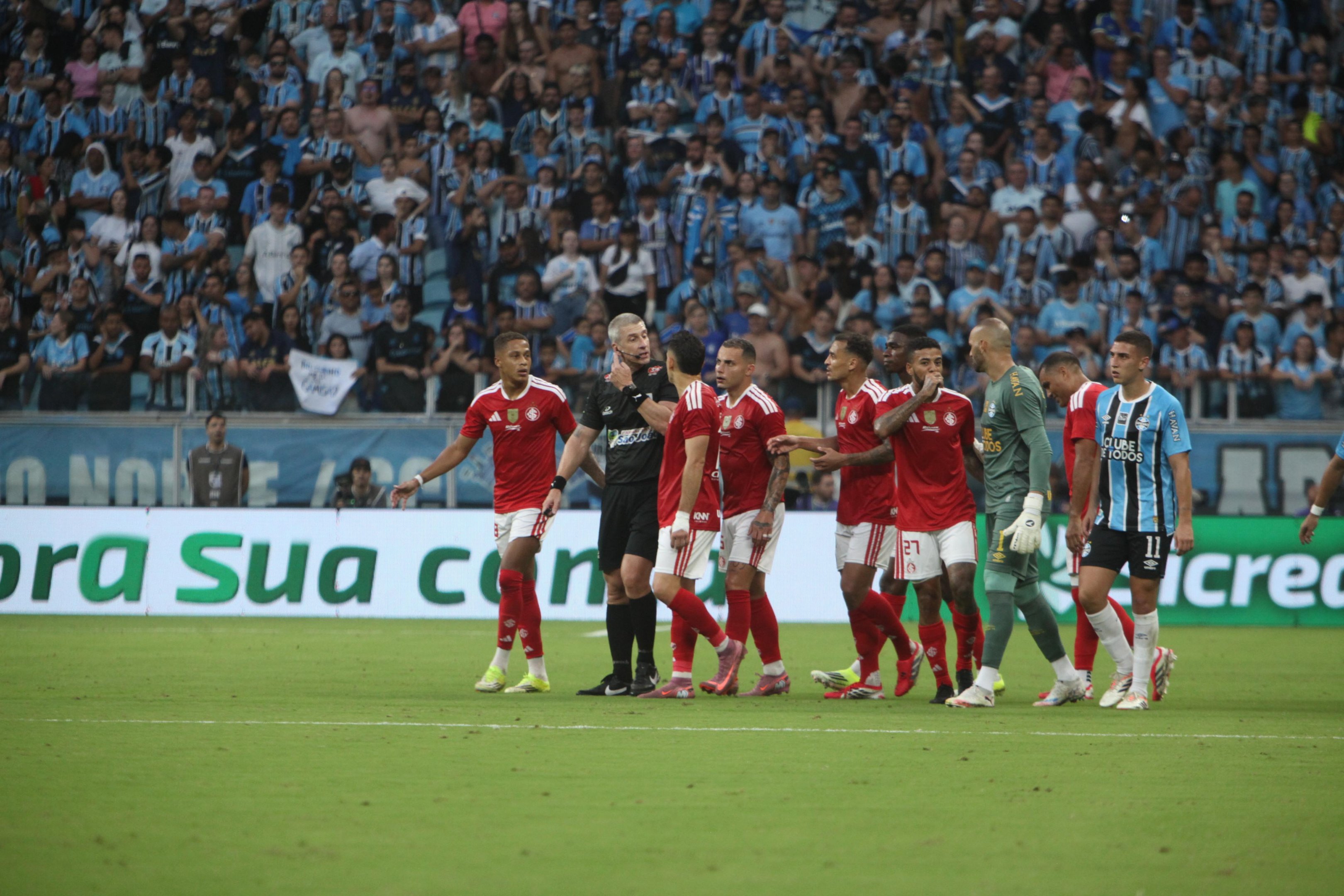 Jogadores do Inter reclamaram da atua&ccedil;&atilde;o de Anderson Daronco durante o Gre-Nal 450