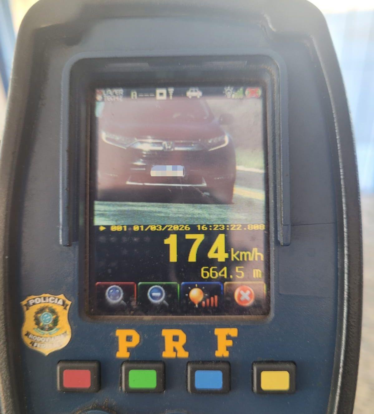 Radar da PRF flagrou um Honda  CR-V com placas de Dom Pedrito, foi flagrado a 174 km/h, no trecho entre Candiota e Bag&eacute; da BR 293