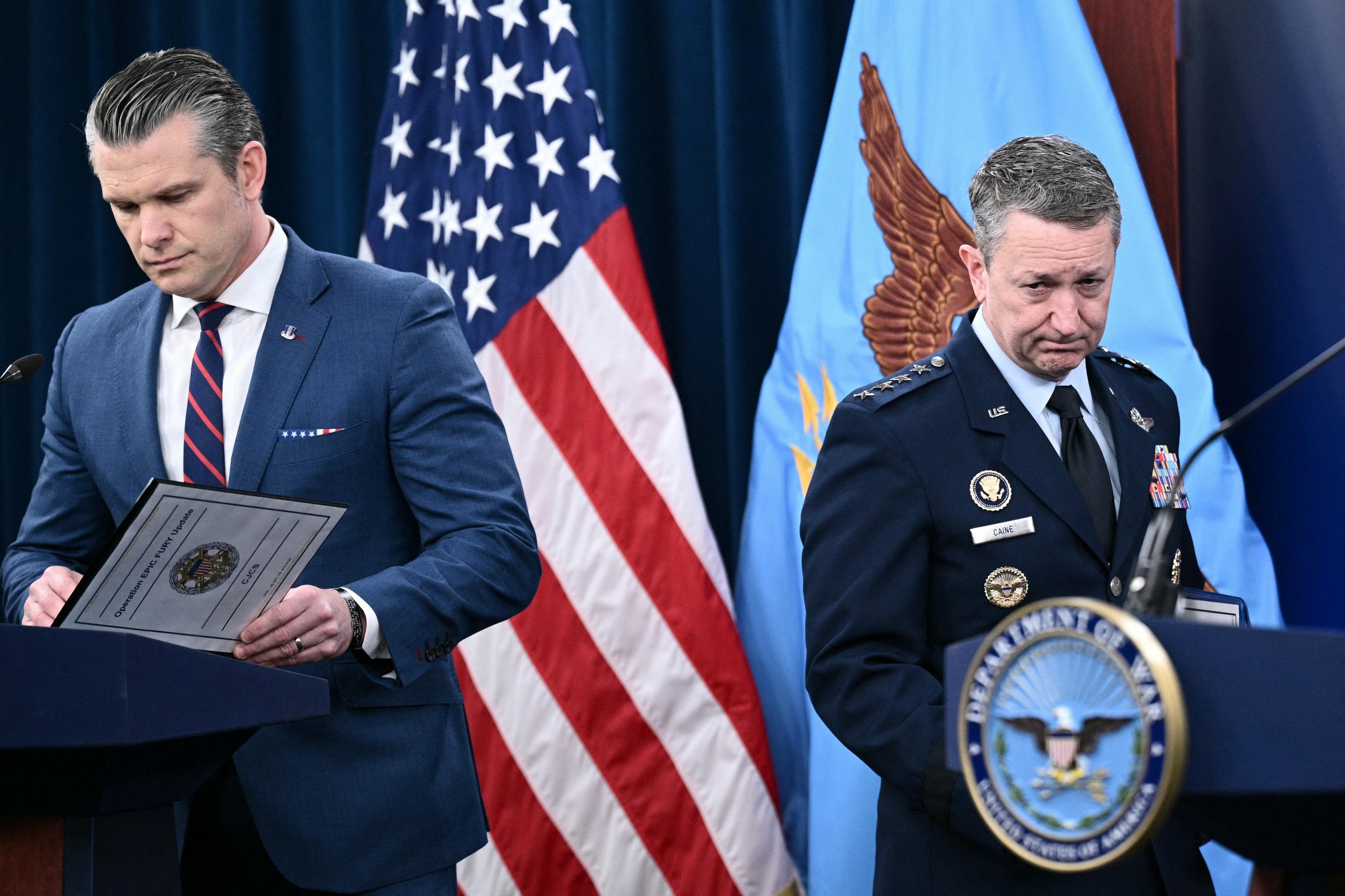 Secret&aacute;rio de Defesa dos EUA, Pete Hegseth, e Chefe do Estado-Maior Conjunto dos Estados Unidos, General Dan Caine, no Pent&aacute;gono