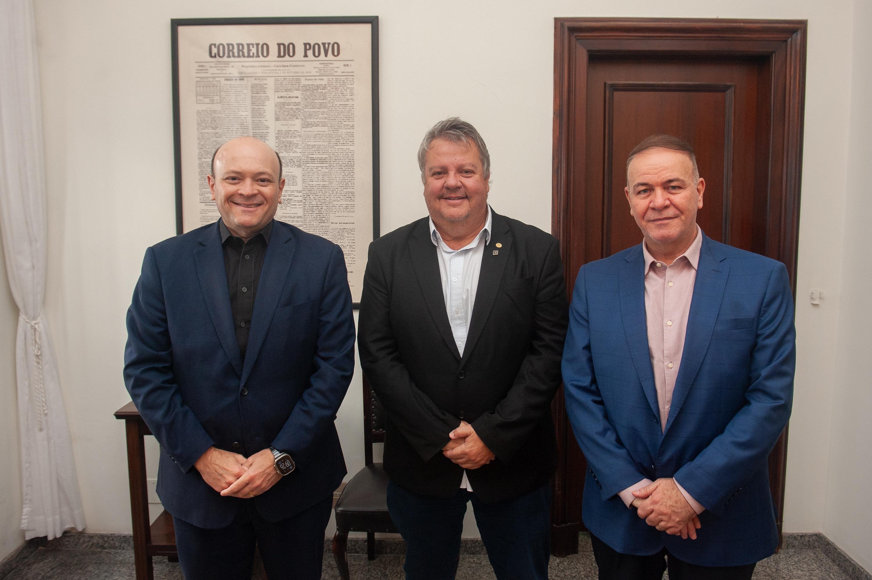 Domingos Lopes, ao centro, foi recebido&nbsp;no Correio do Povo pelo diretor-presidente do jornal, Marcelo Dantas (&agrave; esquerda), e pelo diretor-geral da R&aacute;dio Gua&iacute;ba, Claudinei Girotti