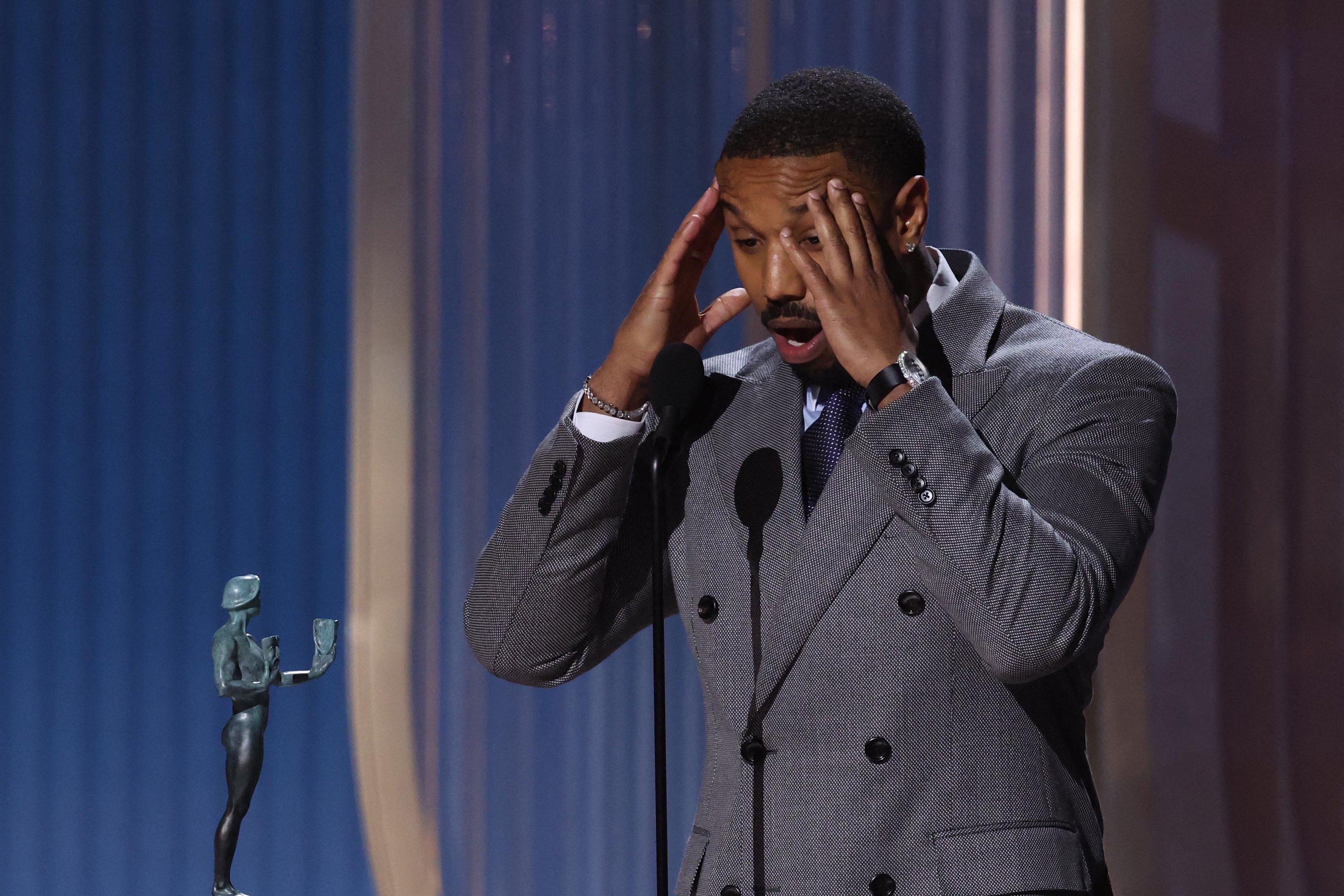 Michael B. Jordan recebe o pr&ecirc;mio de Melhor Ator em Filme por "Pecadores" durante o Actors Awards