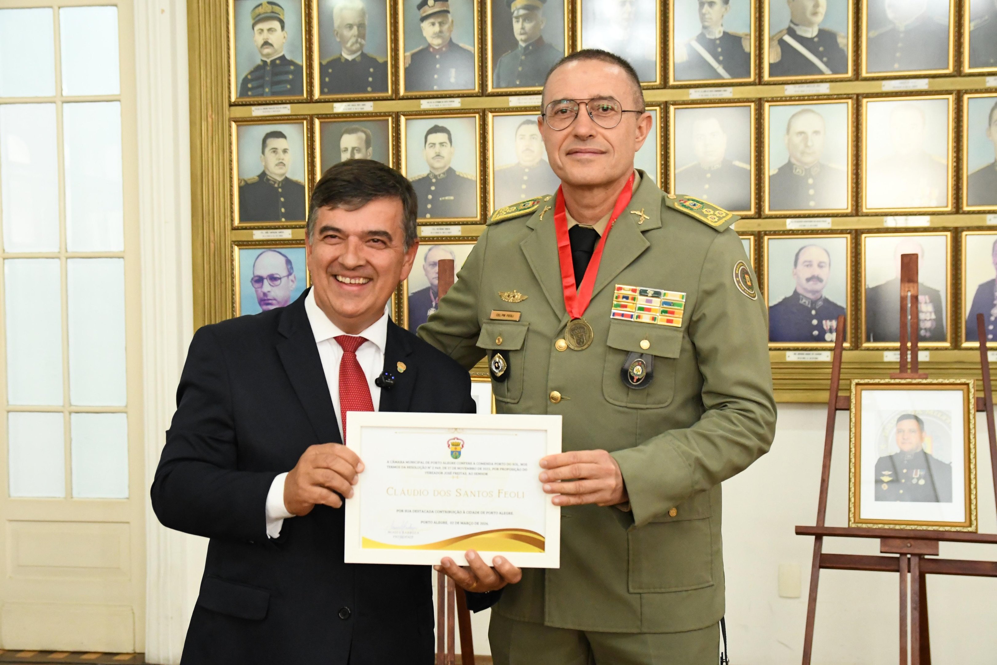 Condecora&ccedil;&atilde;o foi entregue ao ex-comandante-geral pelo vereador Jos&eacute; Freitas (Republicanos)