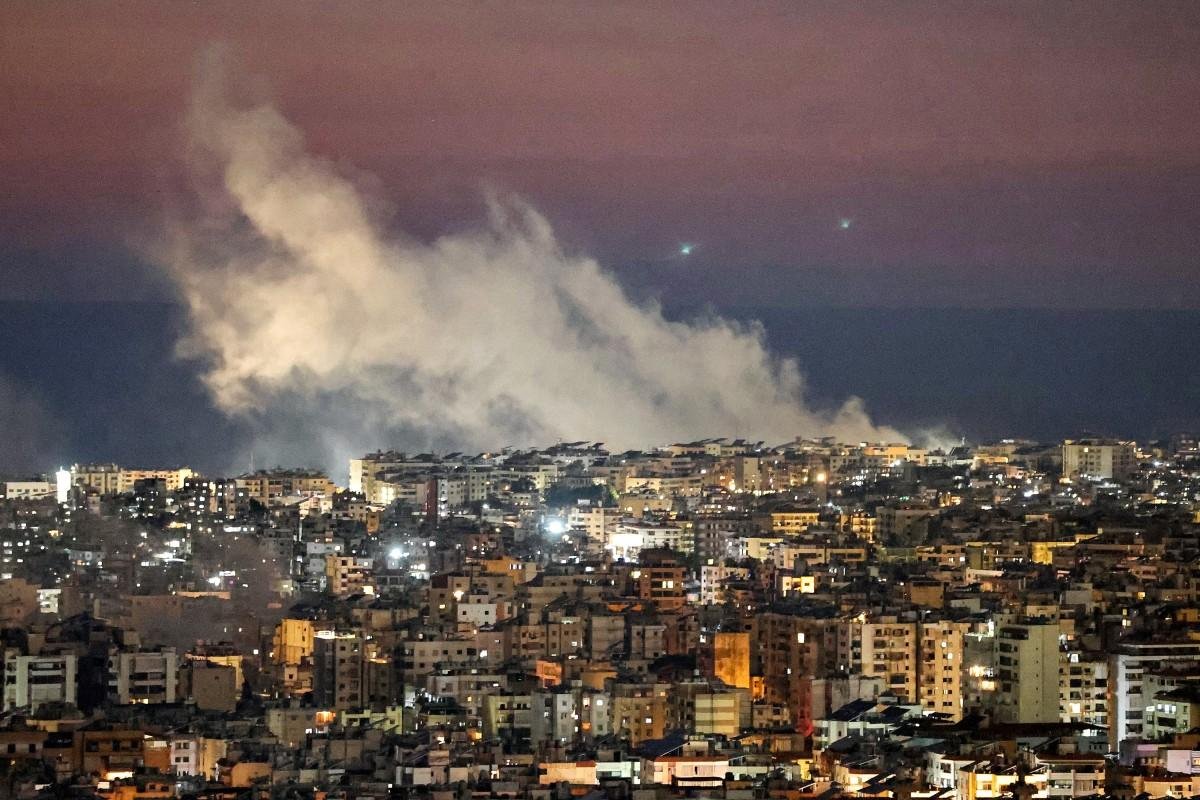 Colunas de fuma&ccedil;a se elevam ap&oacute;s o bombardeio israelense aos sub&uacute;rbios do sul de Beirute em 2 de mar&ccedil;o de 2026