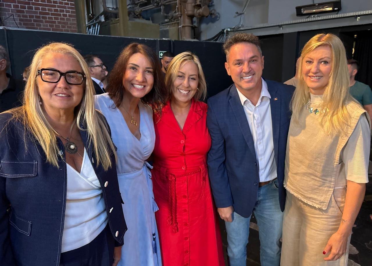 Suzana Kakuta, Nadia Gerhard, Fernanda Barth, Luciano Zucco, pr&eacute;-candidato ao Piratini, e a vice-prefeita, Betina Worm. A foto mostra o prestigio do grupo feminino