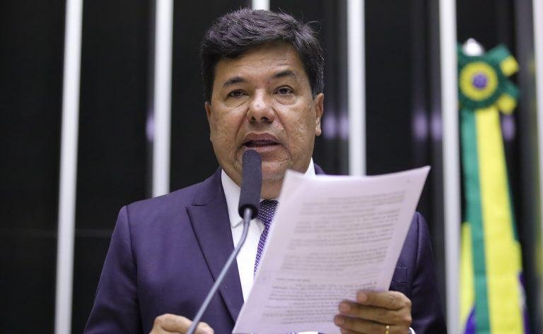 Mendon&ccedil;a Filho viaja a Bras&iacute;lia nesta segunda-feira para fazer as &uacute;ltimas reuni&otilde;es antes da aprecia&ccedil;&atilde;o do projeto na comiss&atilde;o especial.