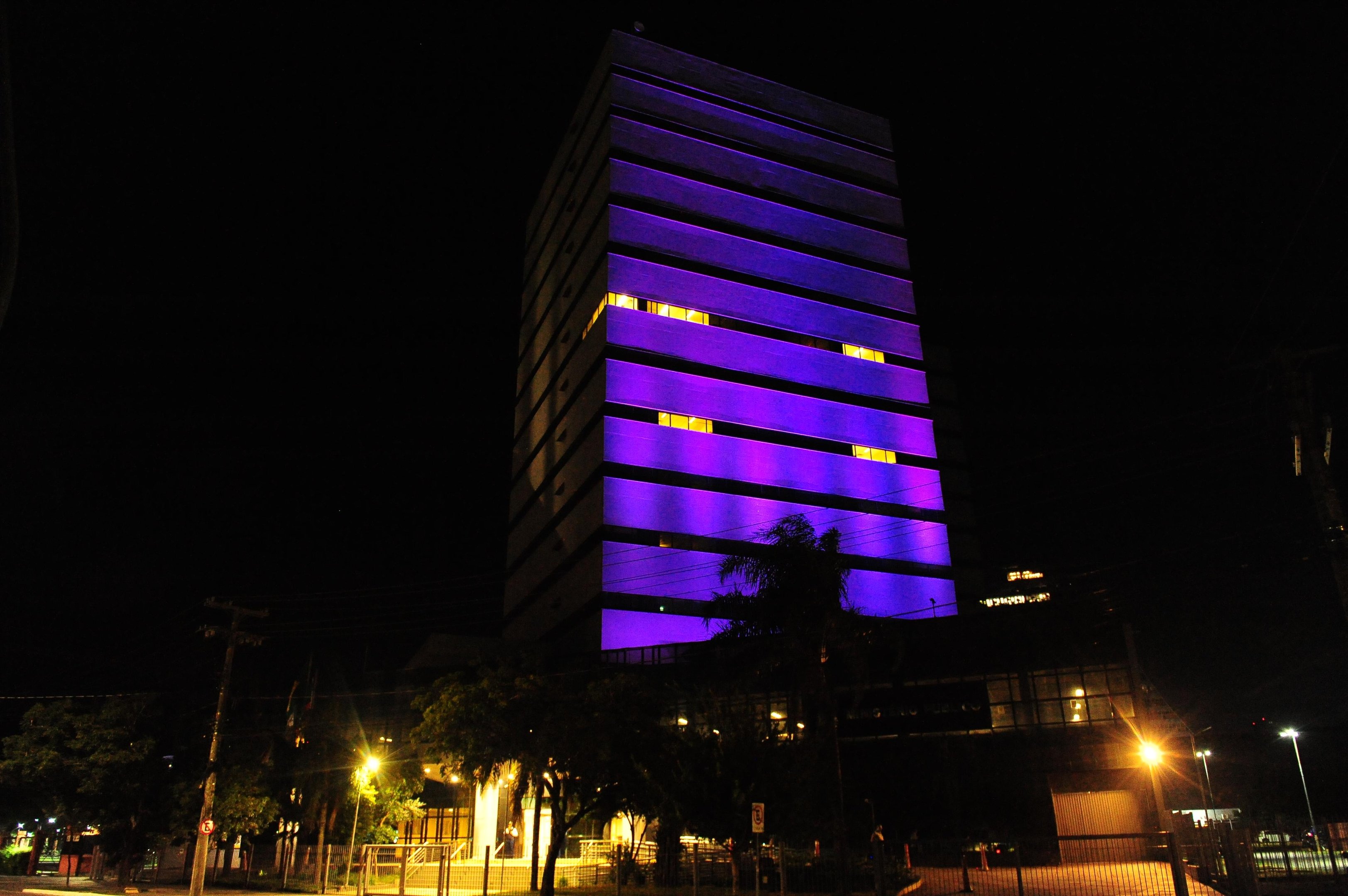 Fachada do MPRS iluminado em apoio ao Mar&ccedil;o Lil&aacute;s, campanha da Associa&ccedil;&atilde;o de Preven&ccedil;&atilde;o do C&acirc;ncer de Colo Uterino
