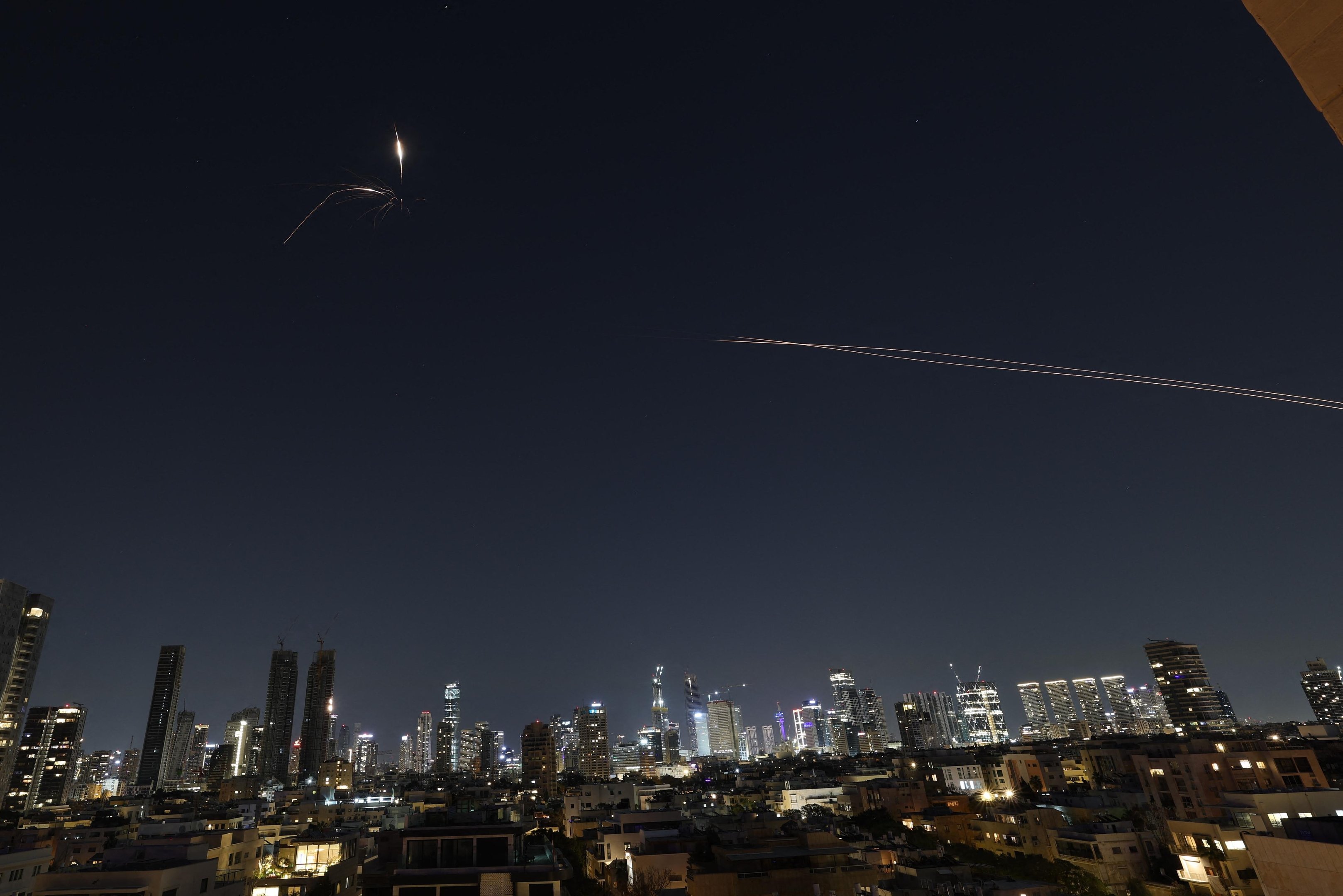 Ofensiva envolveu for&ccedil;as terrestres, a&eacute;reas e navais em uma estrat&eacute;gia de satura&ccedil;&atilde;o