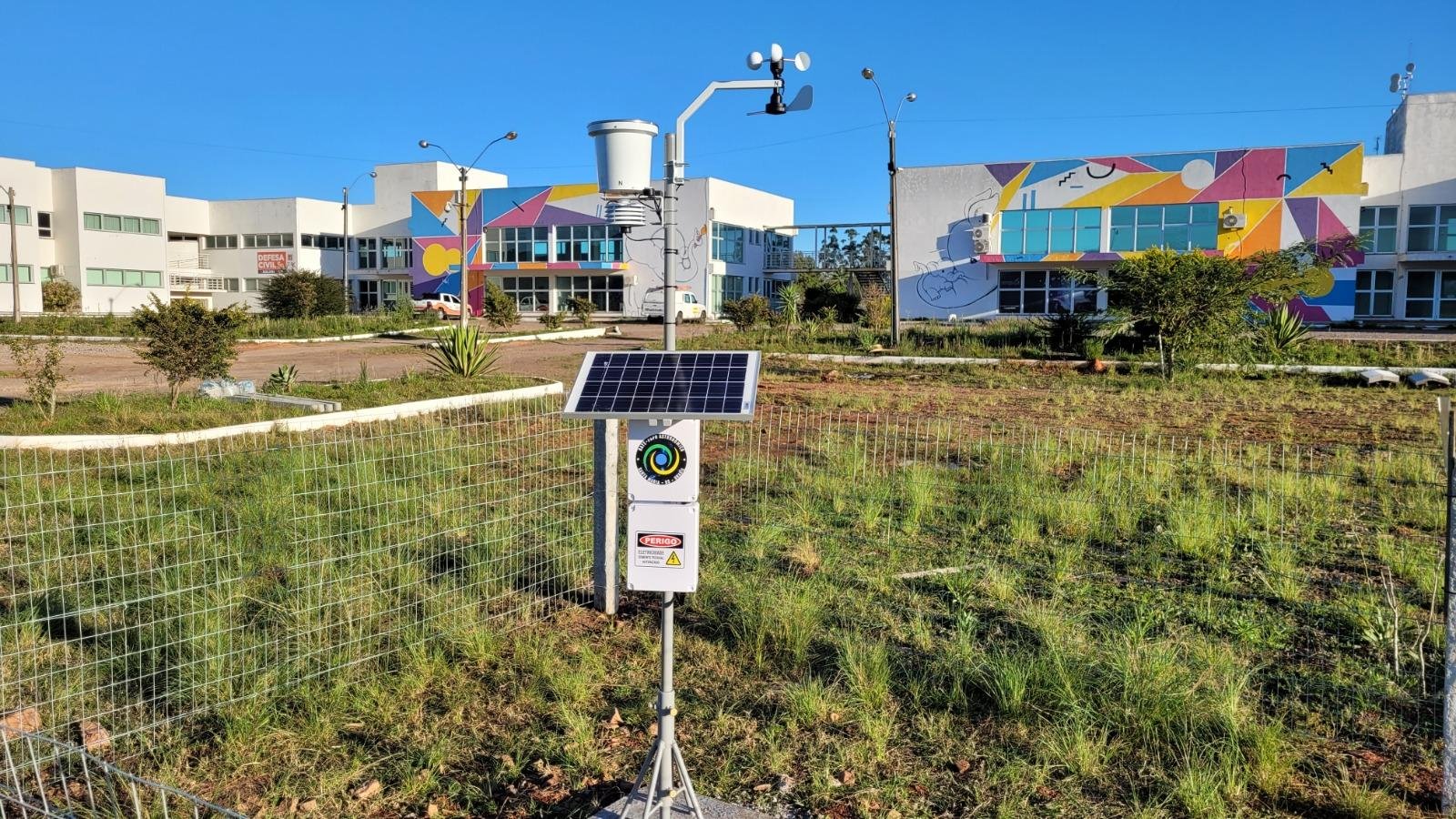 Esta&ccedil;&atilde;o meteorol&oacute;gica que combina o monitoramento das principais vari&aacute;veis atmosf&eacute;ricas com um detector de radia&ccedil;&atilde;o ionizante de fundo.