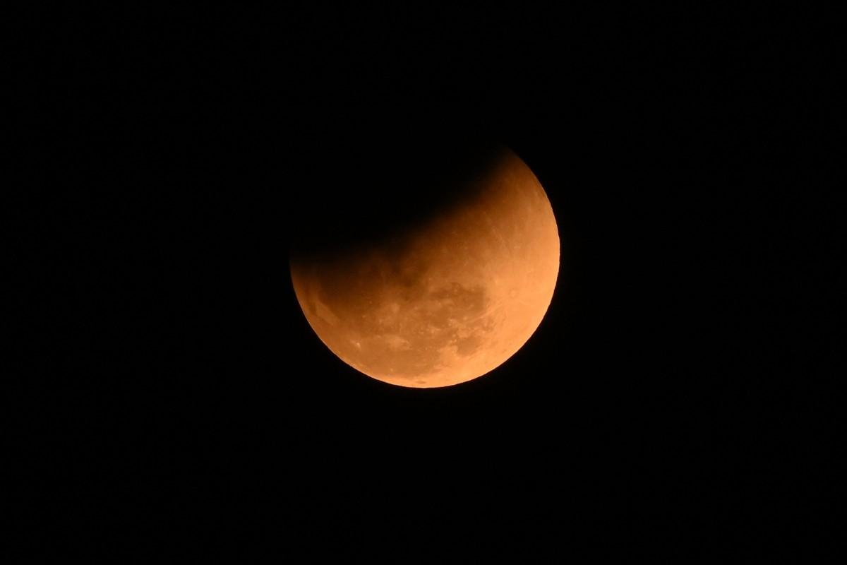 O fen&ocirc;meno ocorre quando a Terra se posiciona entre o Sol e a Lua, na qual projeta sua sombra