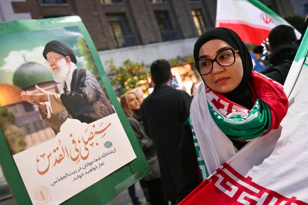 Khamenei morreu em um bombardeio no s&aacute;bado