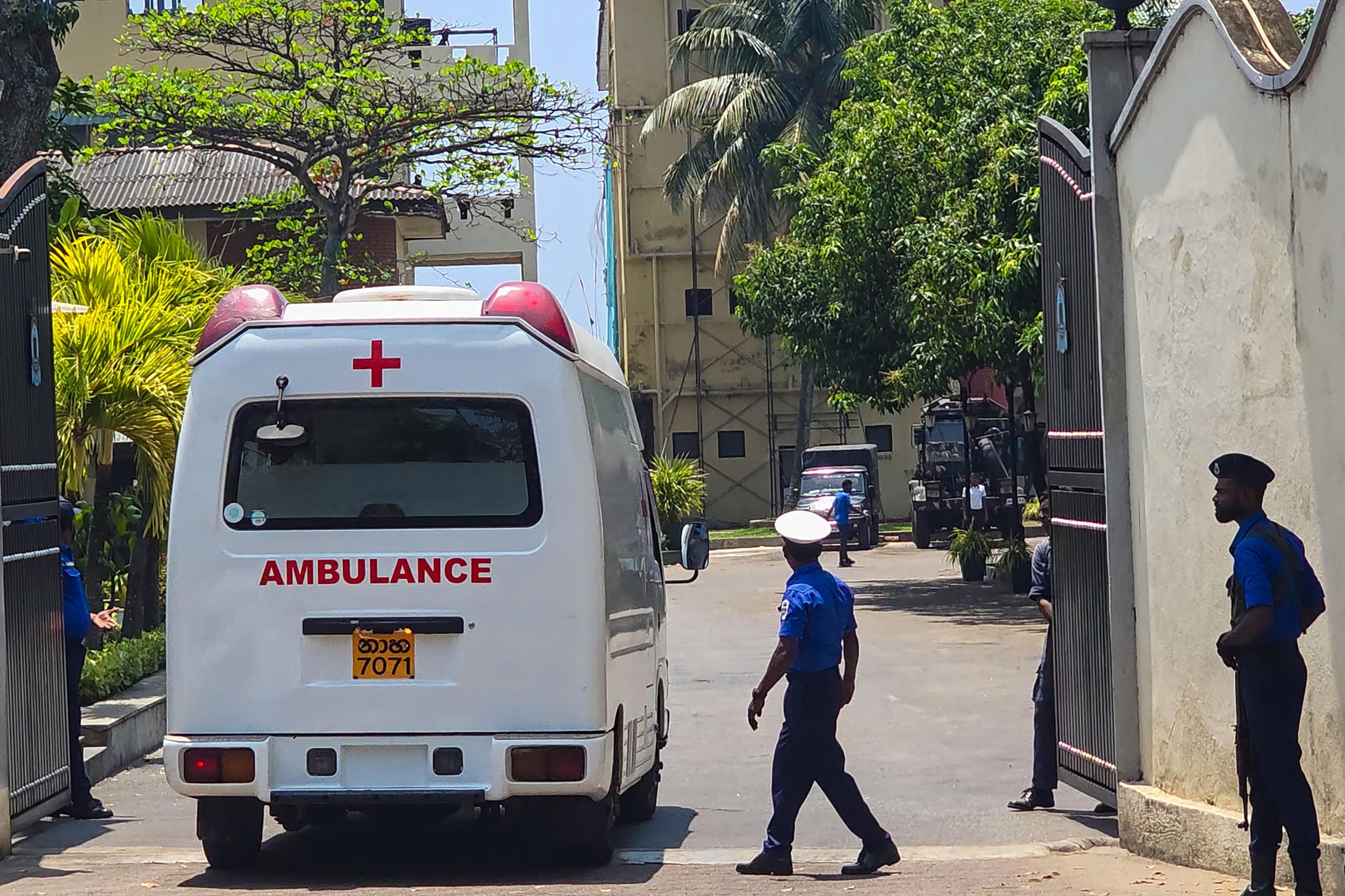Ambul&acirc;ncia entra no quartel-general naval do sul do Sri Lanka para buscar marinheiros iranianos resgatados da fragata afundada pr&oacute;ximo &agrave; ilha