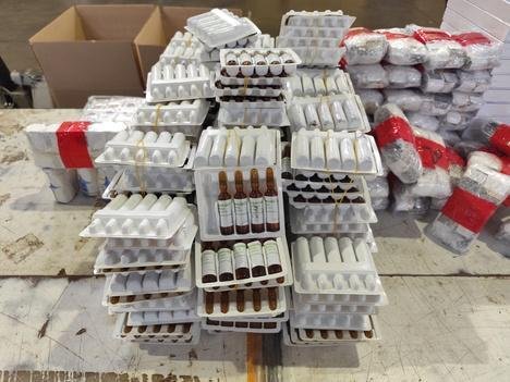 Entre os itens apreendidos estavam medicamentos trazidos ao Brasil clandestinamente