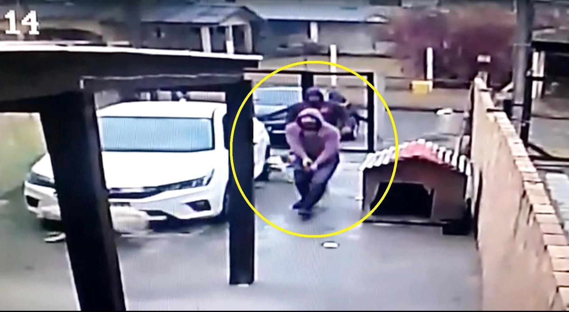 Trio entrou na casa e atirou contra a crian&ccedil;a, que morreu com um tiro na cabe&ccedil;a, e no pai, que foi socorrido