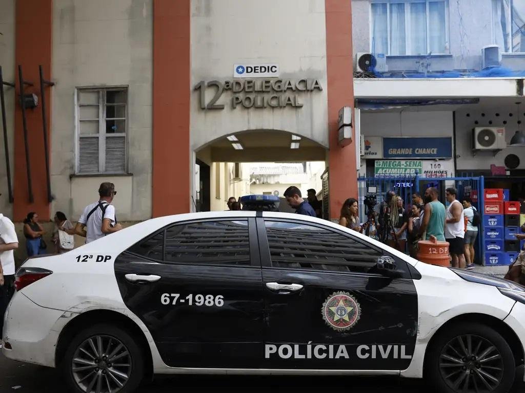 Vitor Hugo Simonin, de 18 anos, se apresentou &agrave; 12&ordf;DP em Copacabana